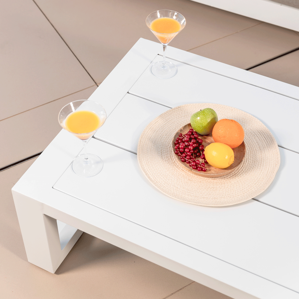 Table basse rectangulaire en aluminium Elba de Meublot, surface blanche et design moderne, dimensions 120x72 cm.