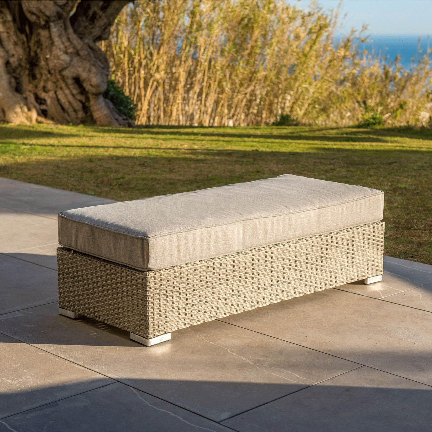 Banquette de jardin 2 places Meublot Palma en gris, banc d'extérieur en bois avec coussins confortables.