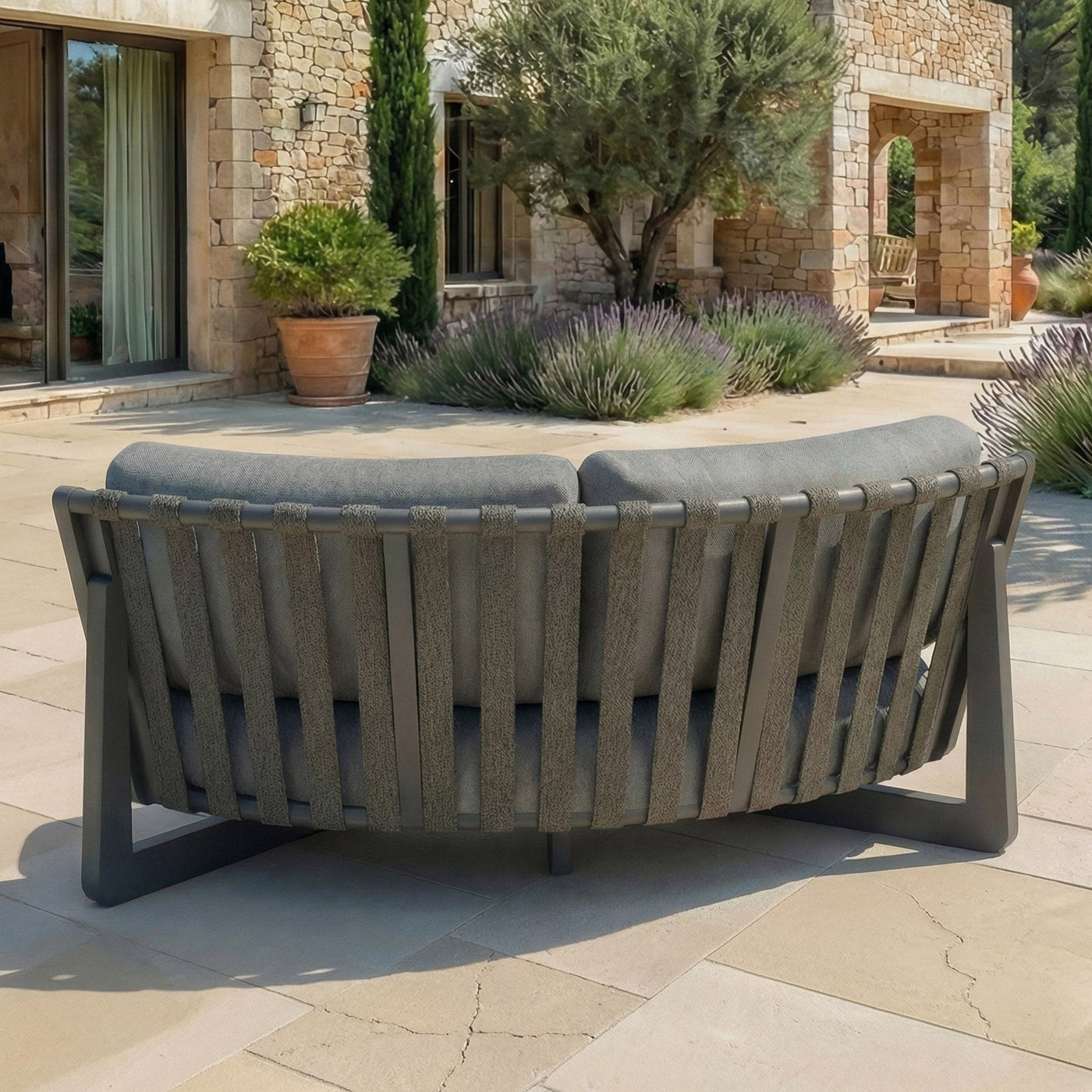 Canapé d'angle de jardin Long Beach de Meublot avec coussins confortables et structure en bois pour extérieur.