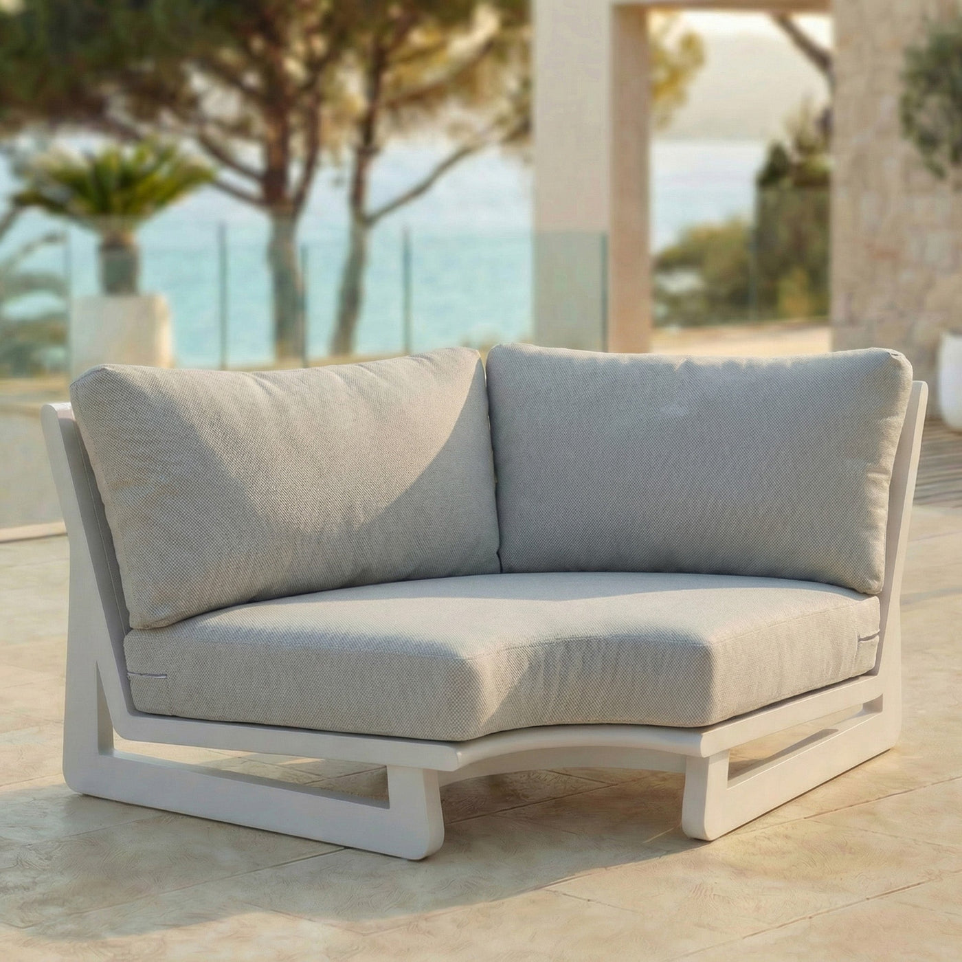 Canapé d'angle de jardin Long Beach de Meublot, mobilier d'extérieur avec coussins confortables et structure en résine tressée.