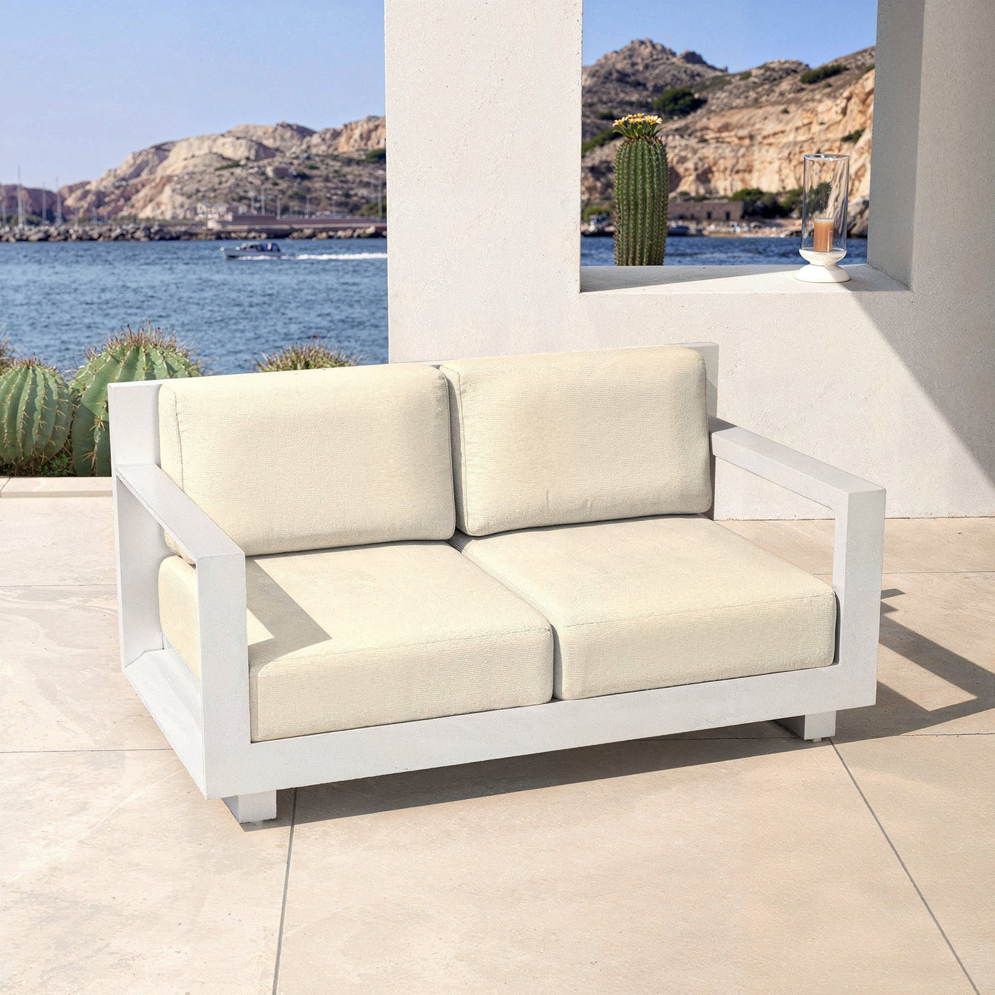 Canapé de jardin 2 places Elba de Meublot, assise blanche et beige, avec coussins confortables pour extérieur.