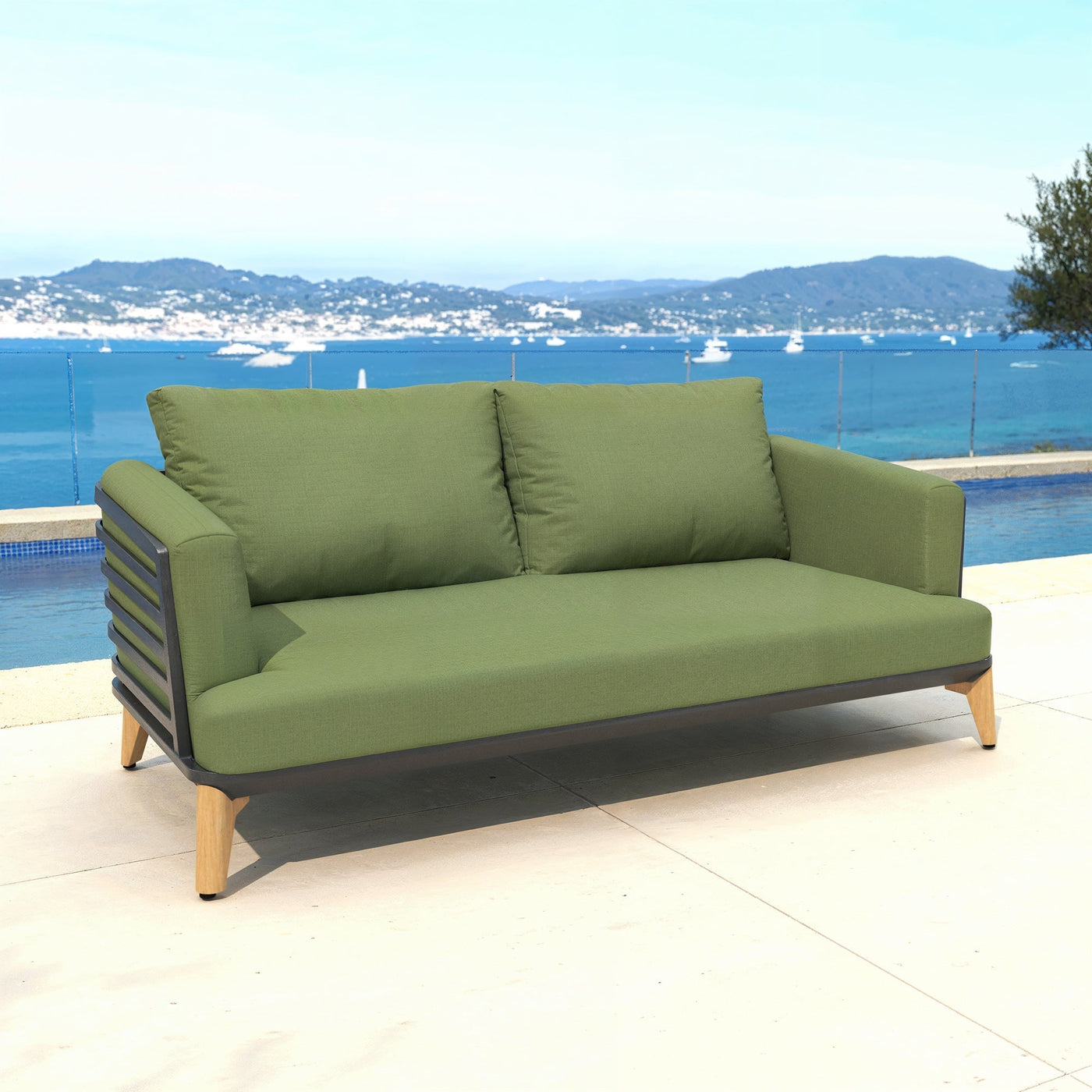 Canapé de jardin 2 places Monte Carlo de Meublot avec coussins verts et structure anthracite, vue en extérieur.