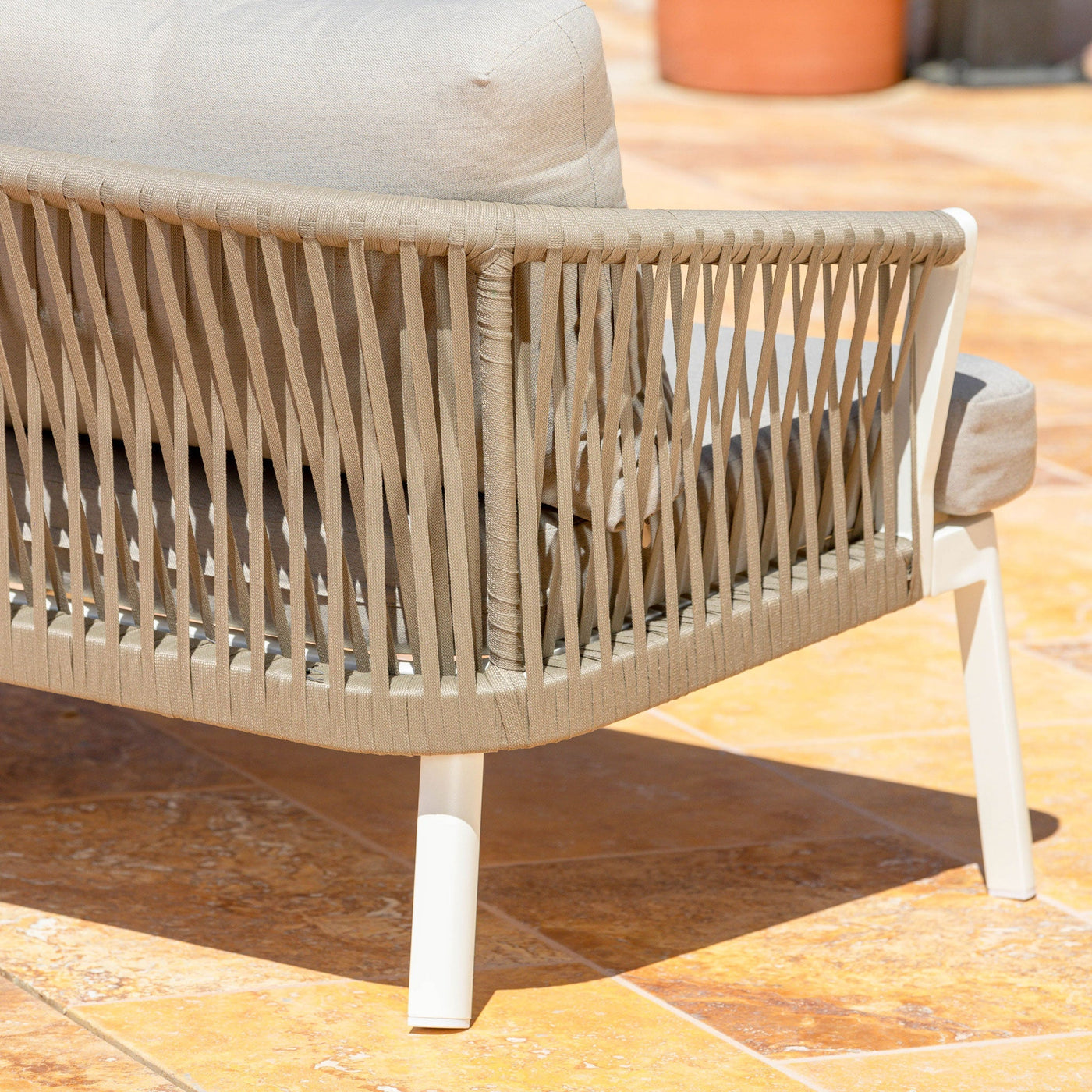 Canapé de jardin 3 places Amalfi de Meublot avec coussins confortables et structure en résine tressée.