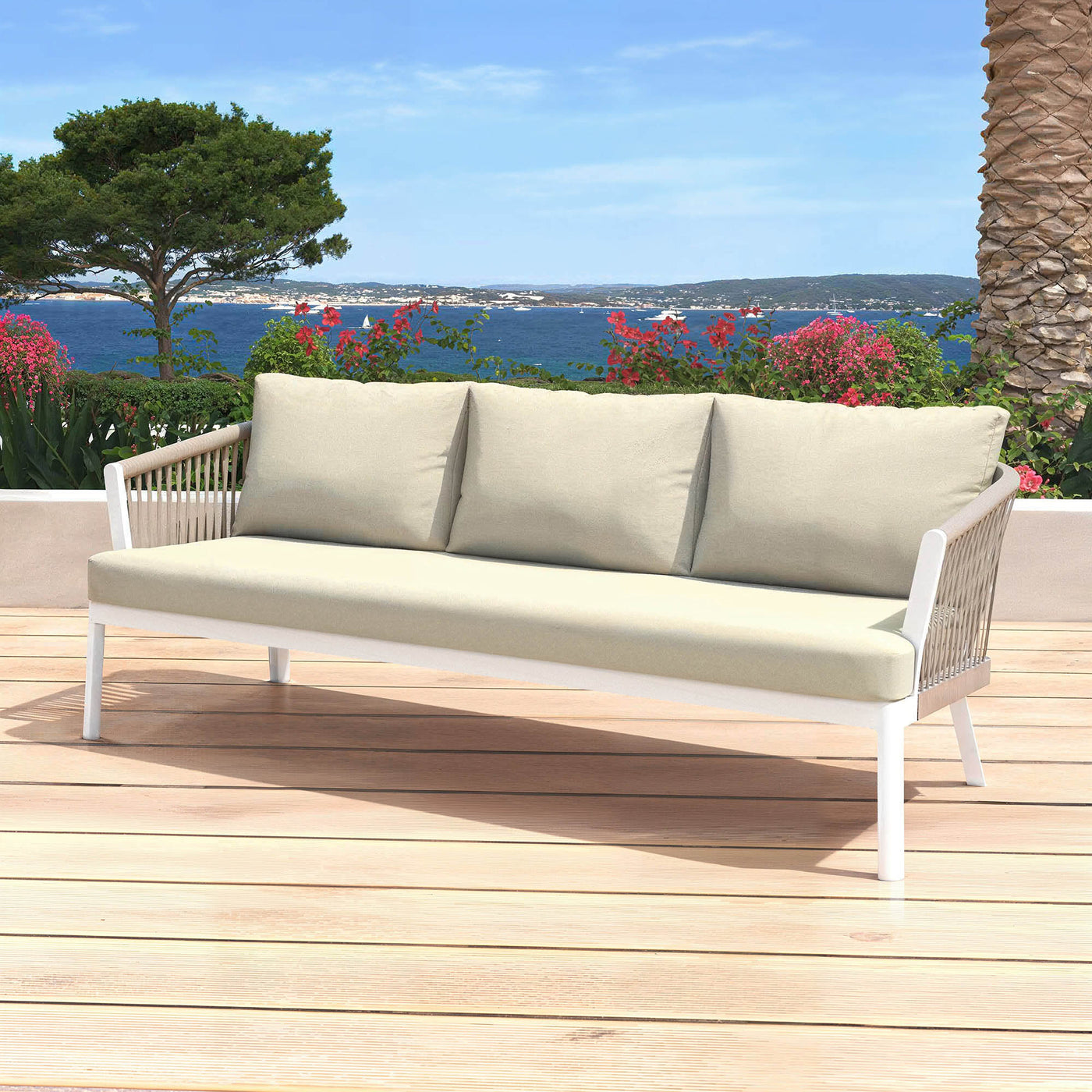 Canapé de jardin 3 places Amalfi de Meublot, assise blanche et beige avec coussins confortables, idéal pour extérieur.