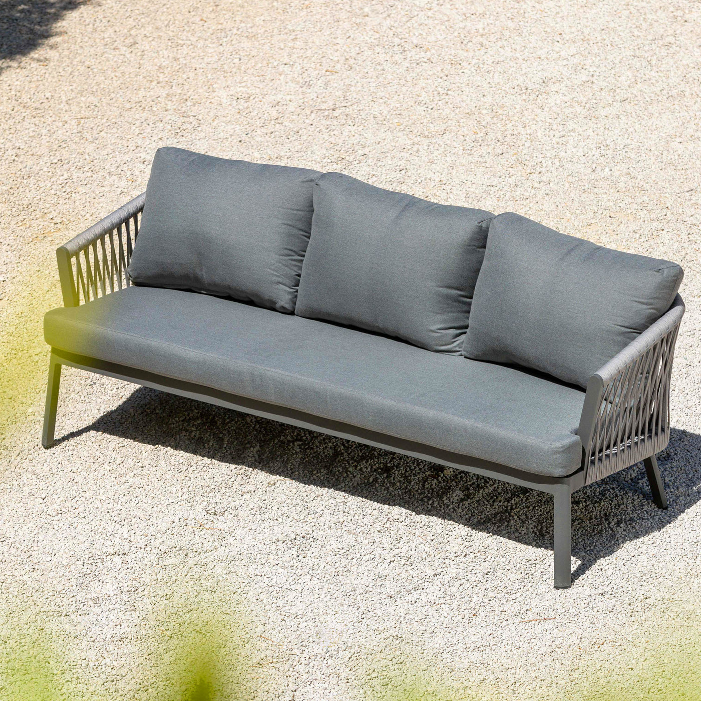 Canapé de jardin 3 places Amalfi de Meublot, cadre gris anthracite avec coussins confortables, adapté pour extérieur.