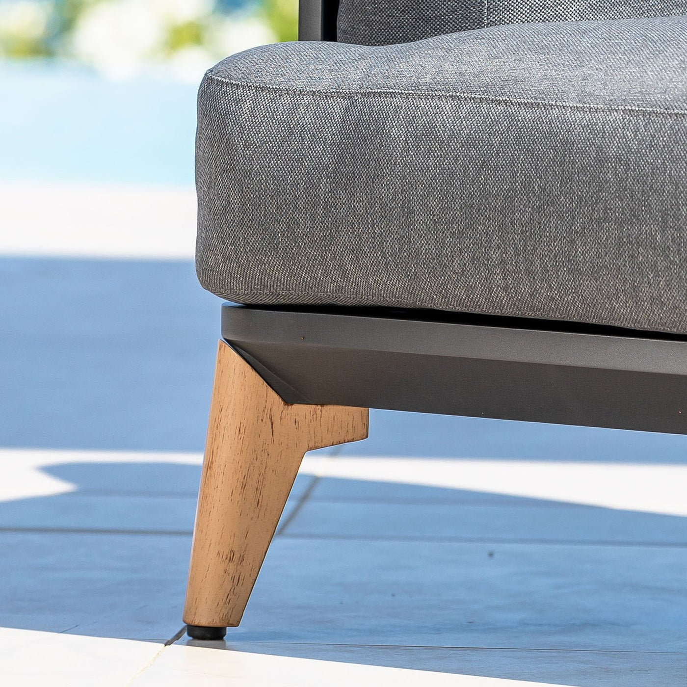 Canapé de jardin 3 places Monte Carlo de Meublot avec pieds en anthracite, tissu résistant pour l'extérieur.