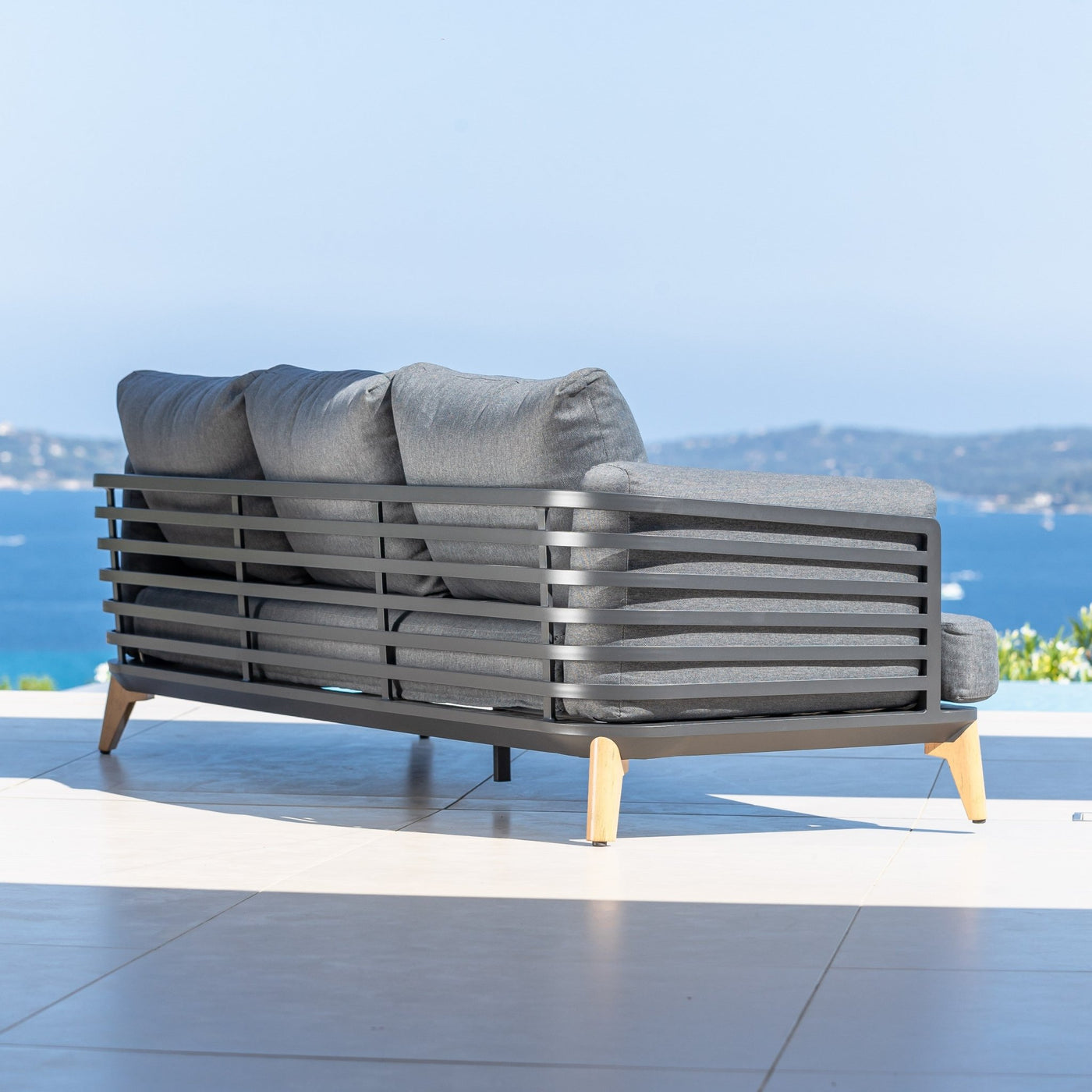 Canapé de jardin 3 places Monte Carlo de Meublot avec coussins et structure en résine tressée, idéal pour extérieur.