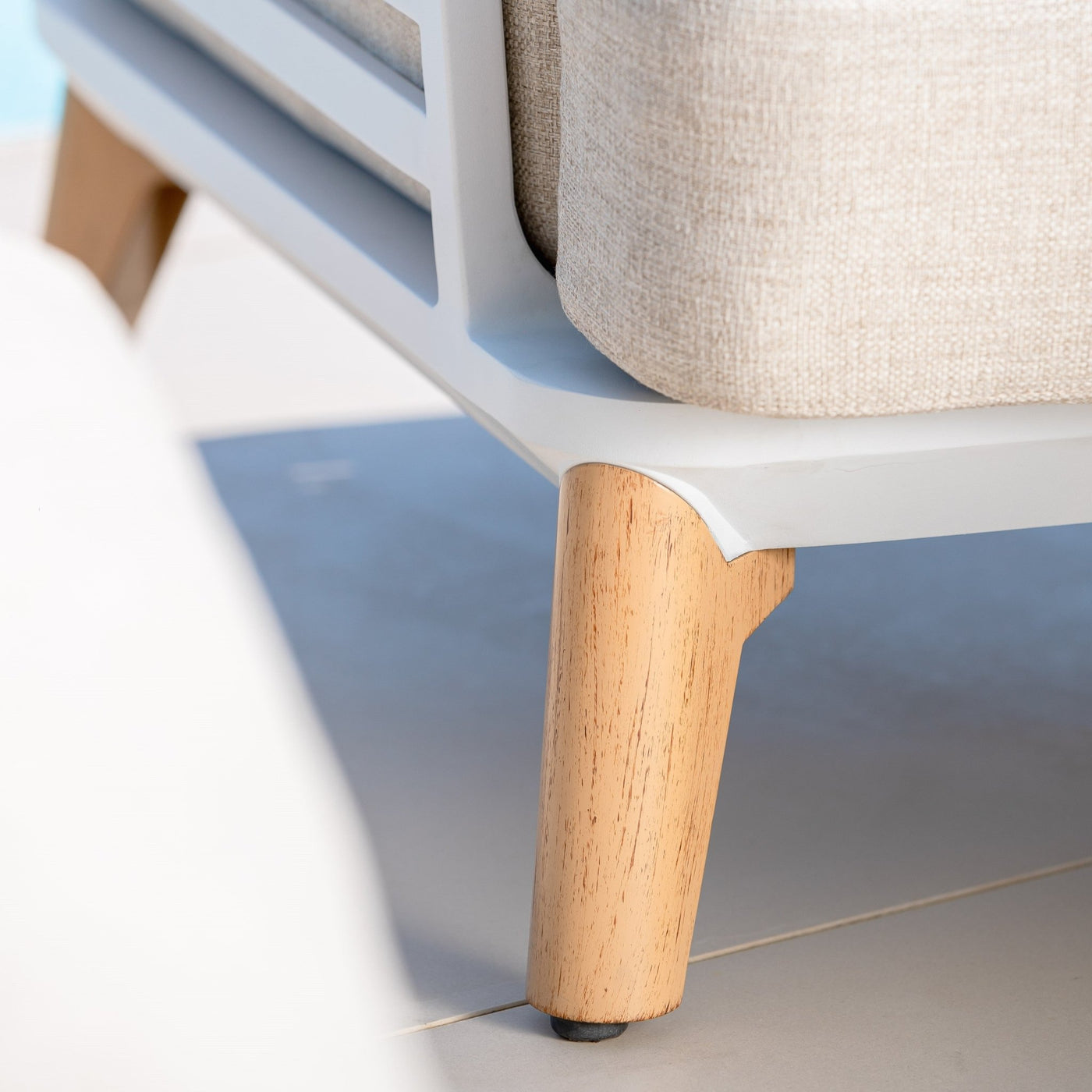 Canapé de jardin 3 places Monte Carlo de Meublot avec coussins gris clair et structure en métal noir.