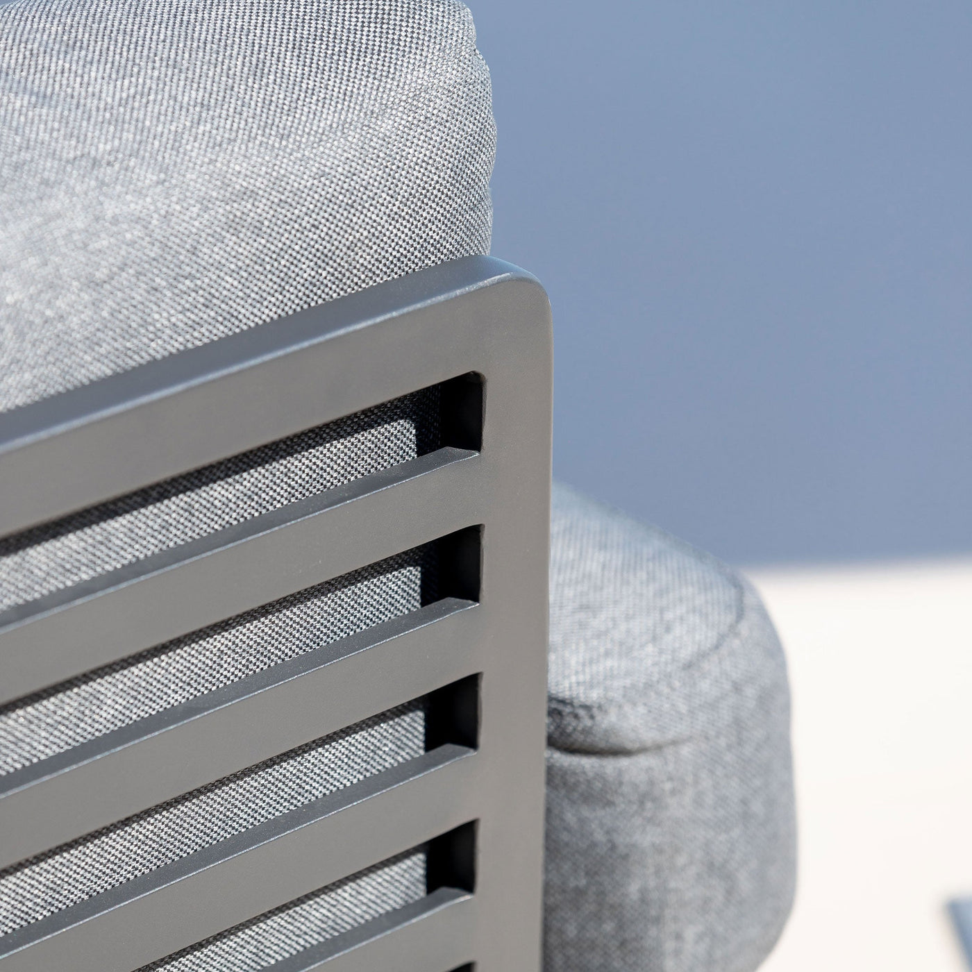 Canapé de jardin 3 places Monte Carlo de Meublot, anthracite, avec coussins, vue de face sur l'extérieur.