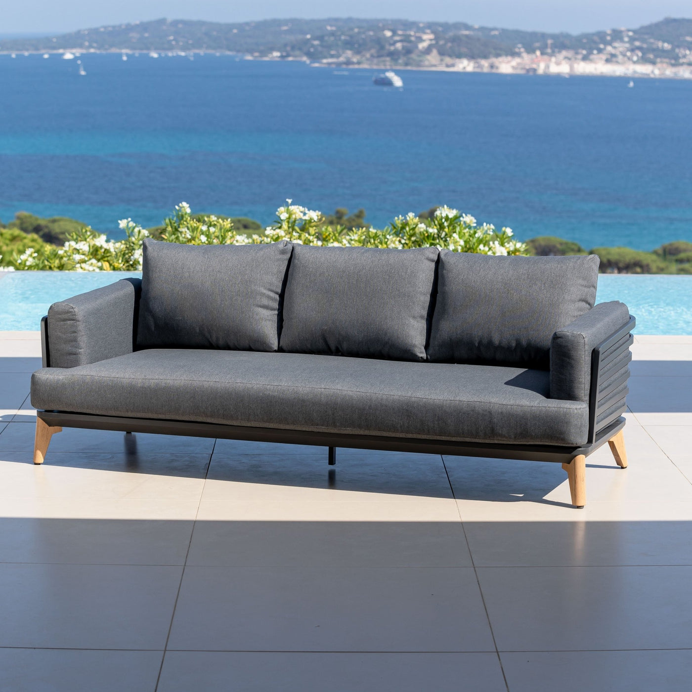 Canapé de jardin 3 places Meublot Monte Carlo avec coussins en tissu gris, cadre en métal noir, design moderne et confortable.