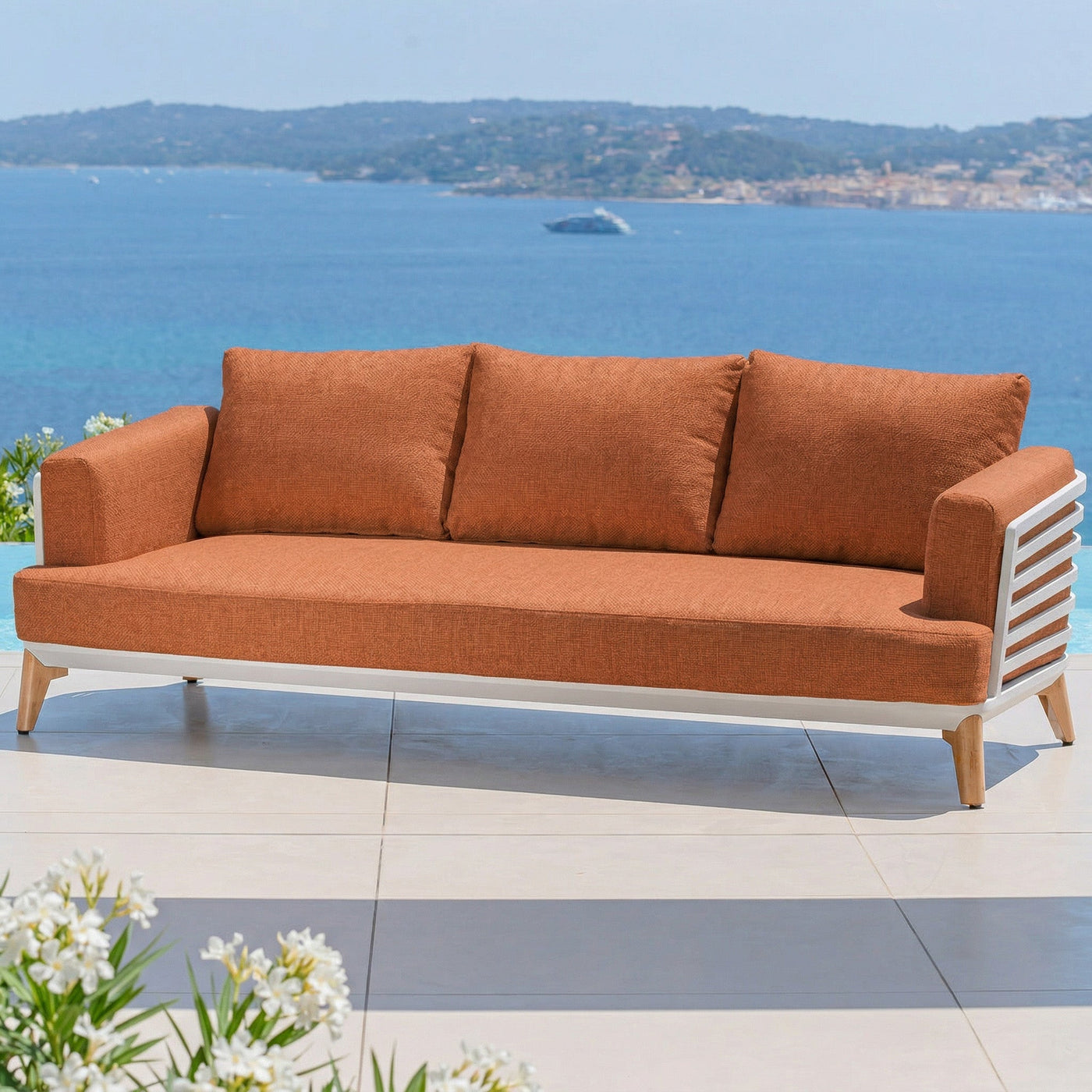 Canapé de jardin 3 places Meublot Monte Carlo avec coussins confortables et structure en métal, en extérieur.