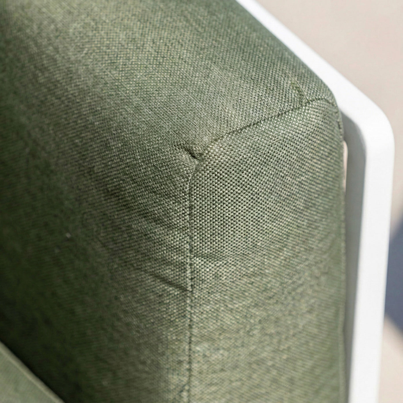 Canapé de jardin 3 places Monte Carlo de Meublot avec coussins confortables et structure en bois robuste.