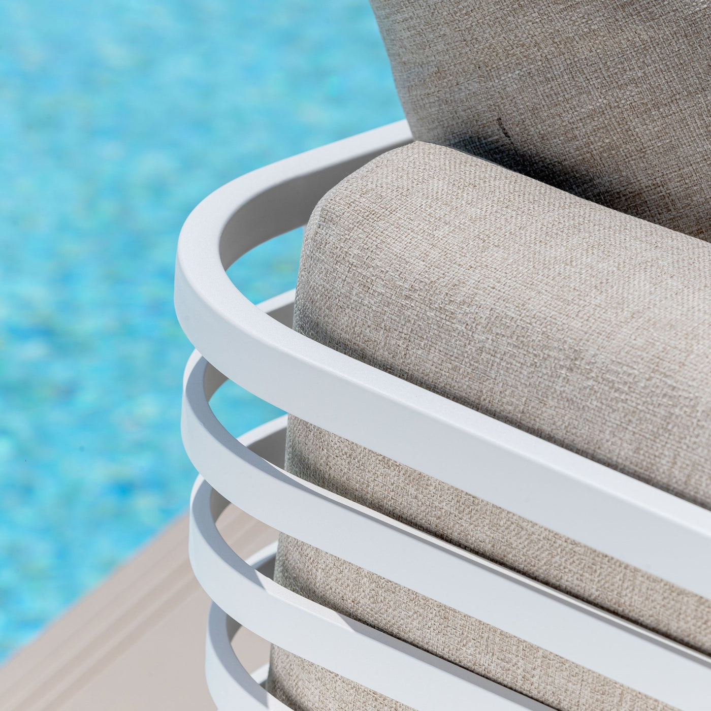 Canapé de jardin 3 places Monte Carlo de Meublot avec coussins confortables et cadre en aluminium, vue en extérieur.