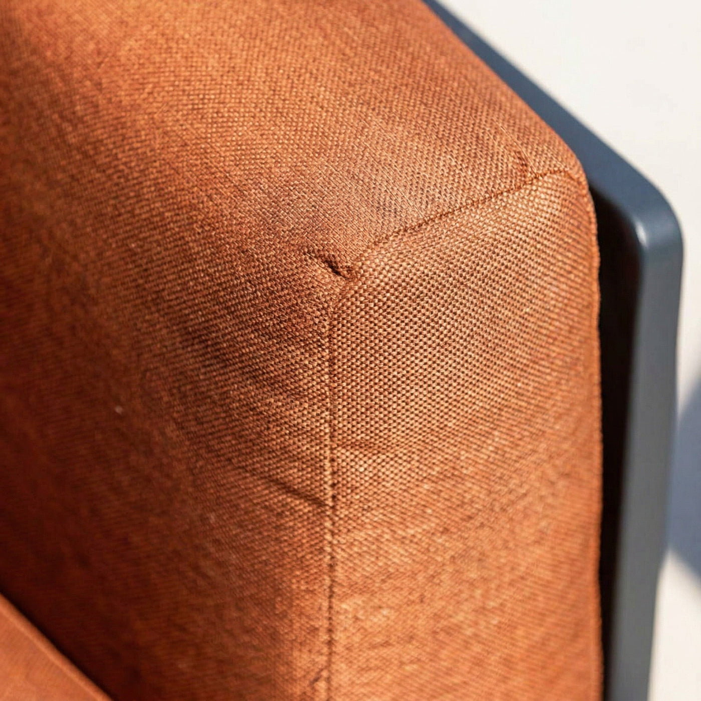 Canapé de jardin 3 places Monte Carlo de Meublot avec coussins confortables et structure en bois élégante.