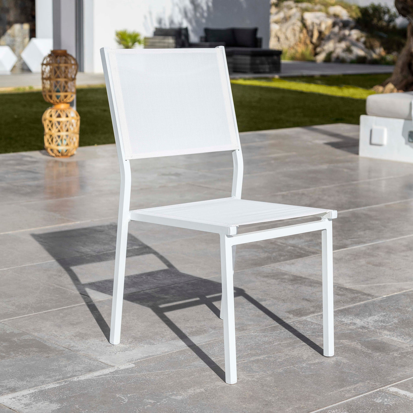 Chaise de jardin en aluminium empilable Murano de Meublot, chaise d'extérieur blanche avec design moderne.