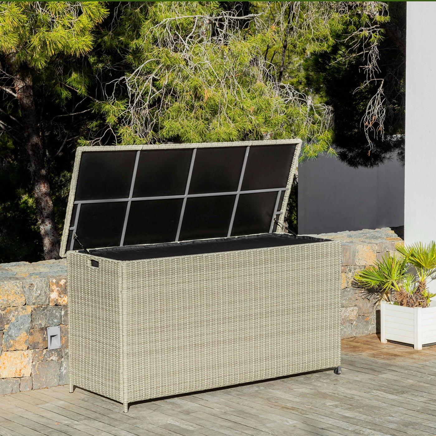 Coffre de rangement de jardin gris Calvi de la marque Meublot, avec une surface en bois robuste et un design élégant.