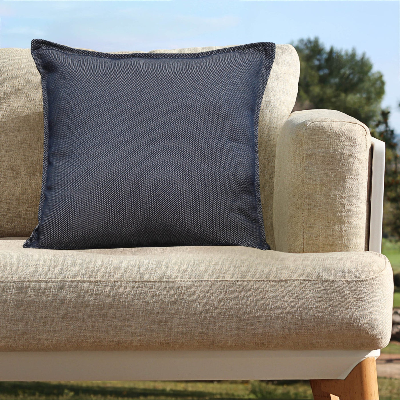 Coussin décoratif d'extérieur Borae bleu marine de 45x45 cm, fabriqué par Meublot, idéal pour mobilier extérieur.