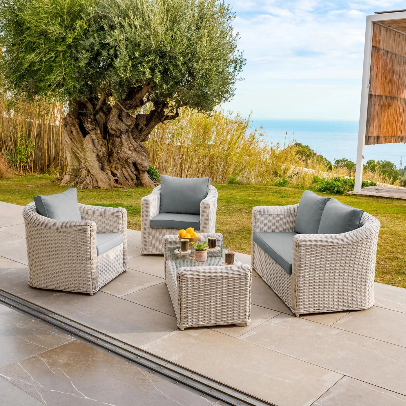 Coussins de remplacement pour salon de jardin Calvi 7 places, fauteuils et canapés, couleur gris clair, marque Meublot.