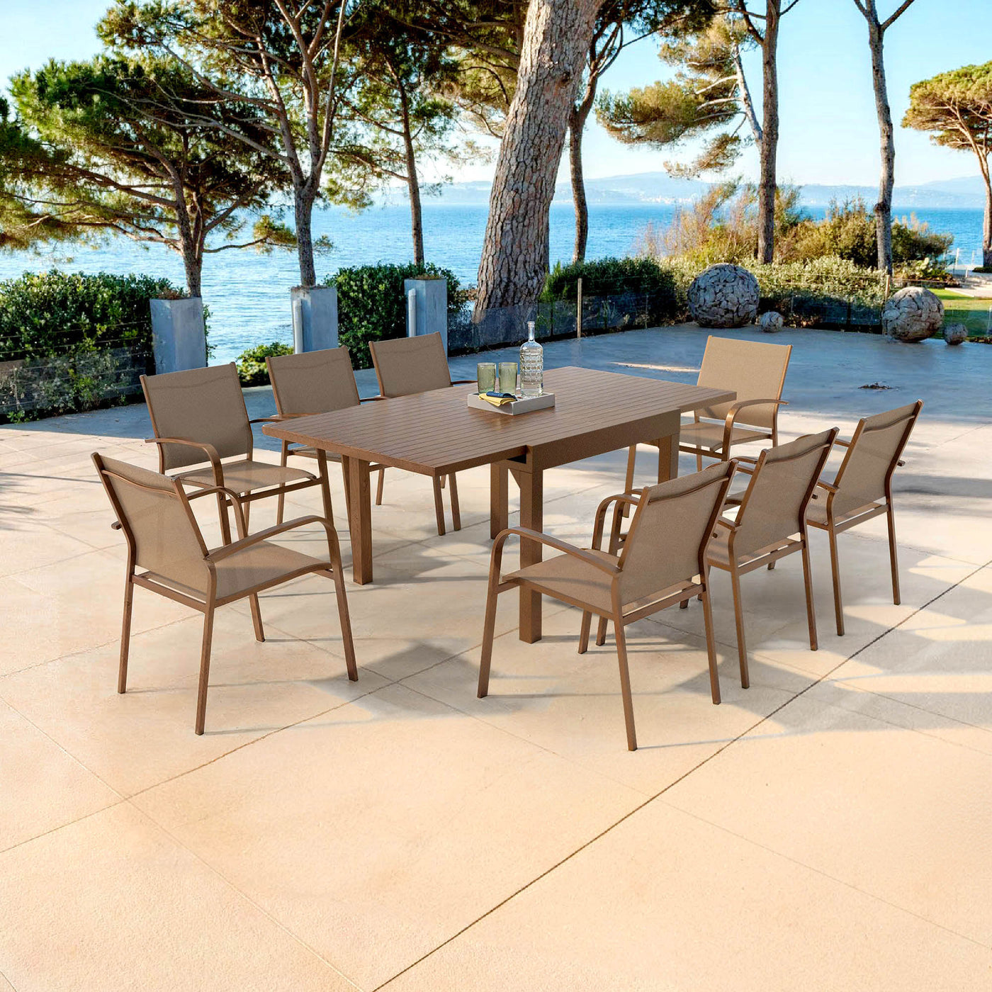 Fauteuil de jardin en aluminium Murano, empilable, modèle bronze, conçu par Meublot, avec structure légère et résistante.