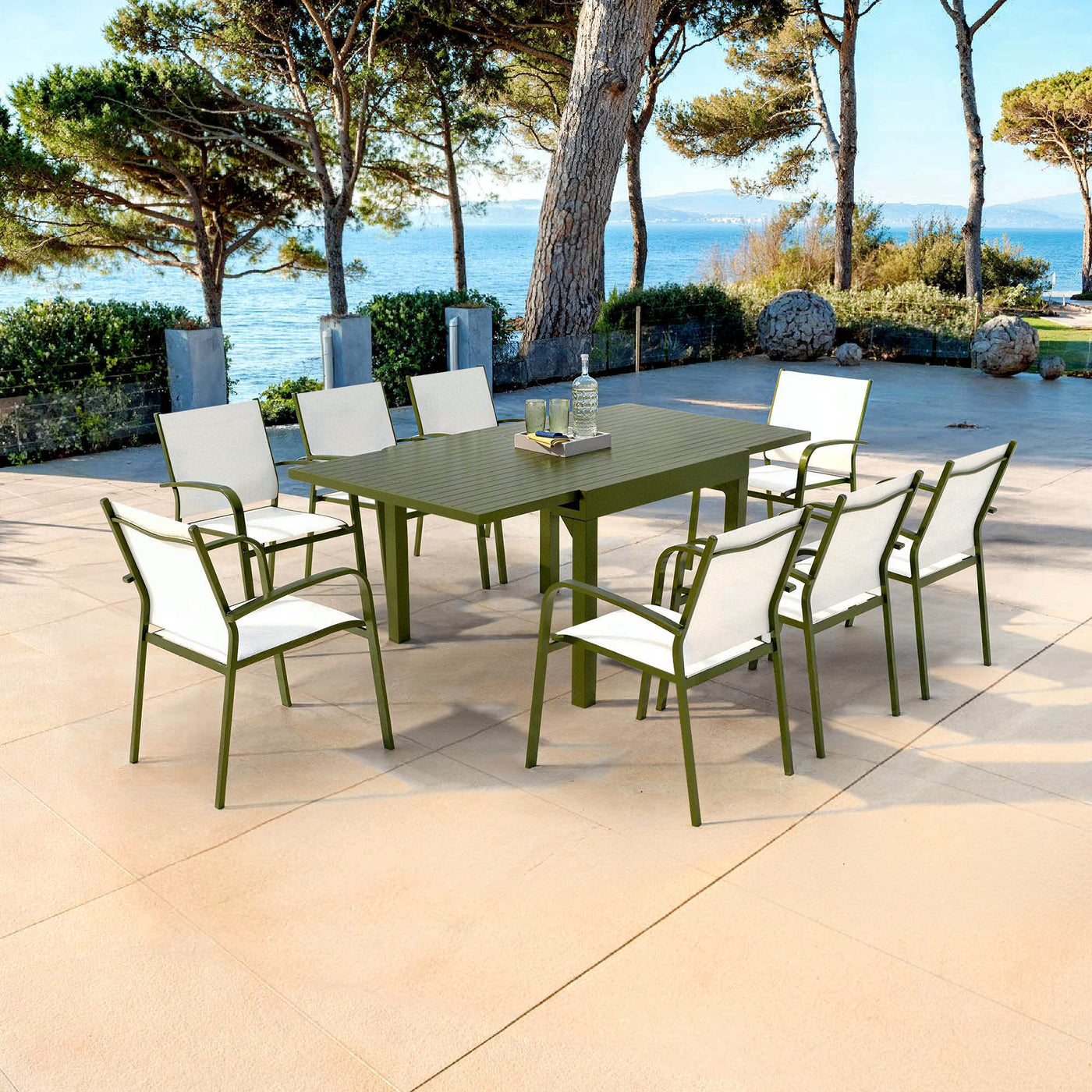 Fauteuil de jardin en alu empilable Murano, modèle Meublot, avec assise verte et structure légère pour espace extérieur.