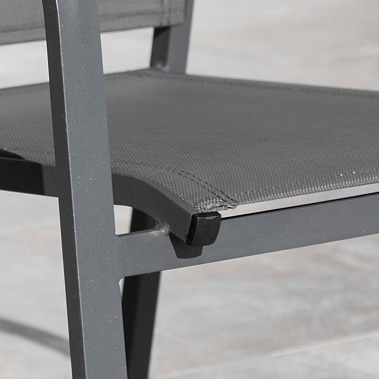 Fauteuil de jardin en aluminium empilable Murano de Meublot, gris anthracite, avec dossier et assise confortables.