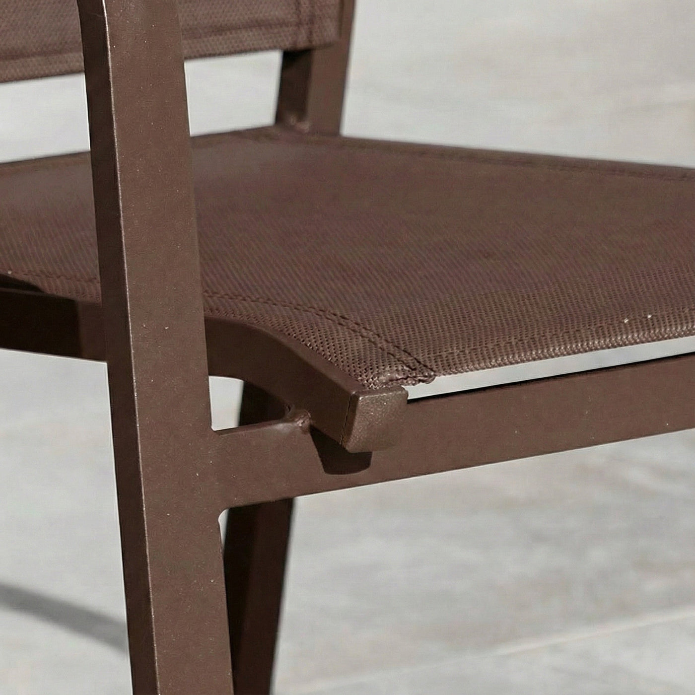 Fauteuil de jardin en aluminium empilable Murano, design moderne, avec coussin beige, fabriqué par Meublot.