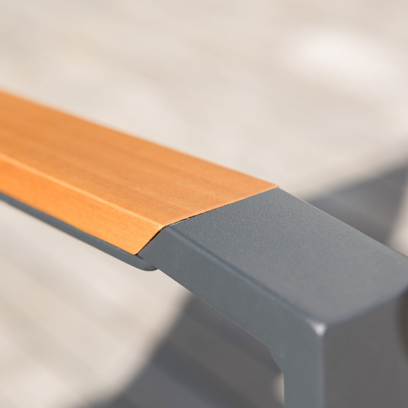 Chaise d'extérieur Bali en aluminium et bois gris de Meublot, vue détaillée du fauteuil de jardin élégant et résistant.