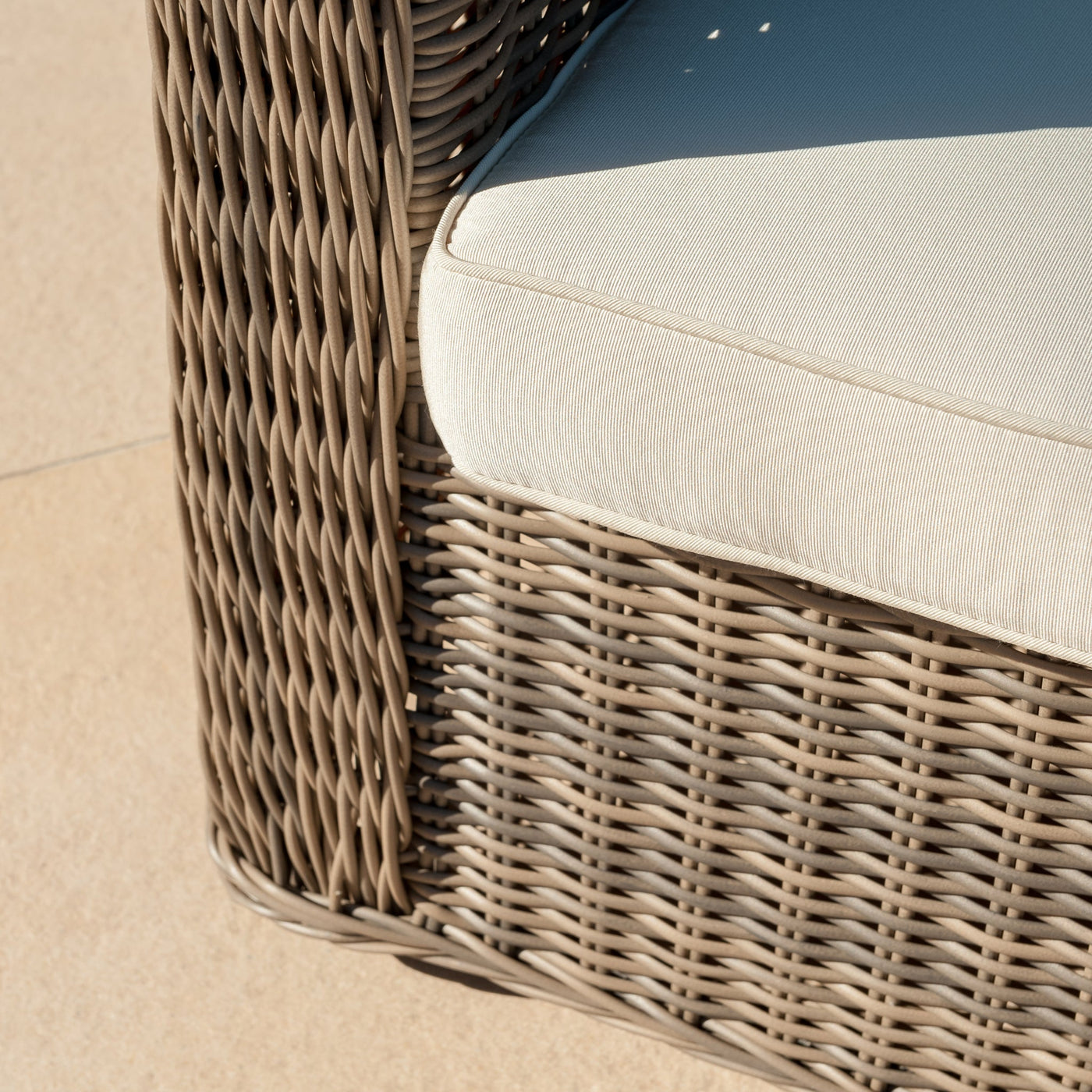 Fauteuil de jardin Calvi Meublot avec structure en résine et coussin sepia, détails du fauteuil extérieur.