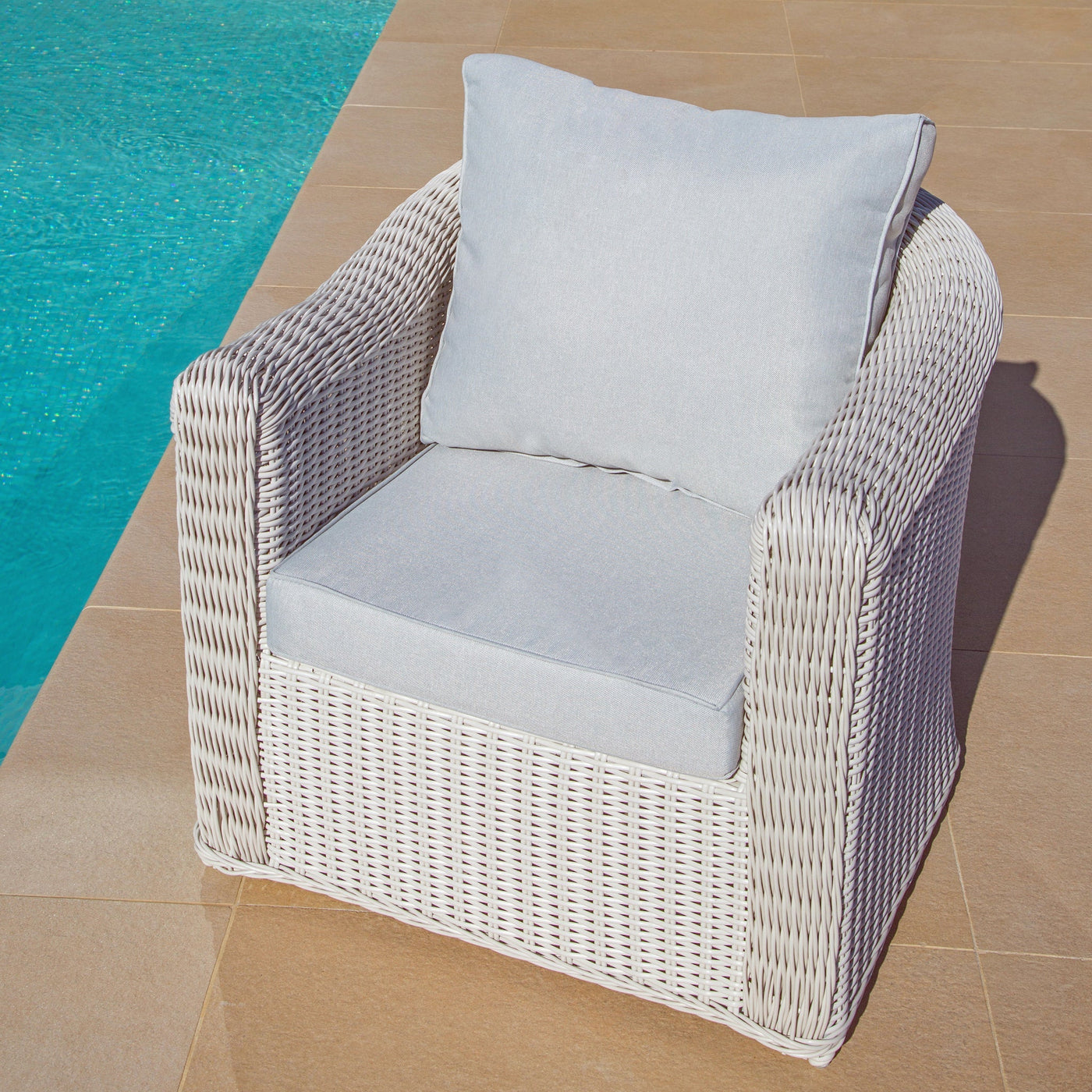 Fauteuil de jardin Calvi en métal avec coussin beige, conçu par Meublot, idéal pour extérieur, vue de face avec détails de l'assise