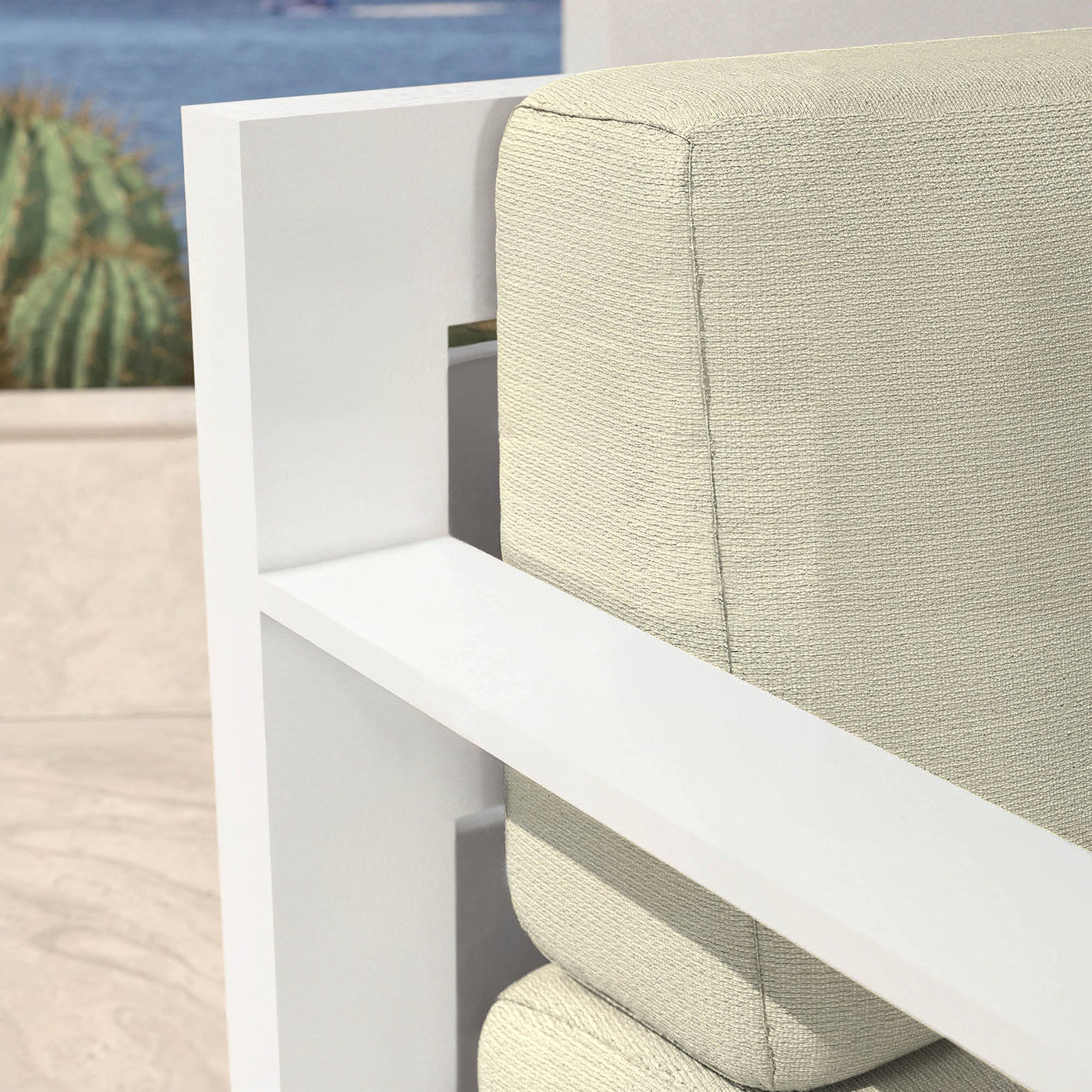Fauteuil de jardin Elba blanc-beige de la marque Meublot, avec coussins confortables et structure en métal robuste.