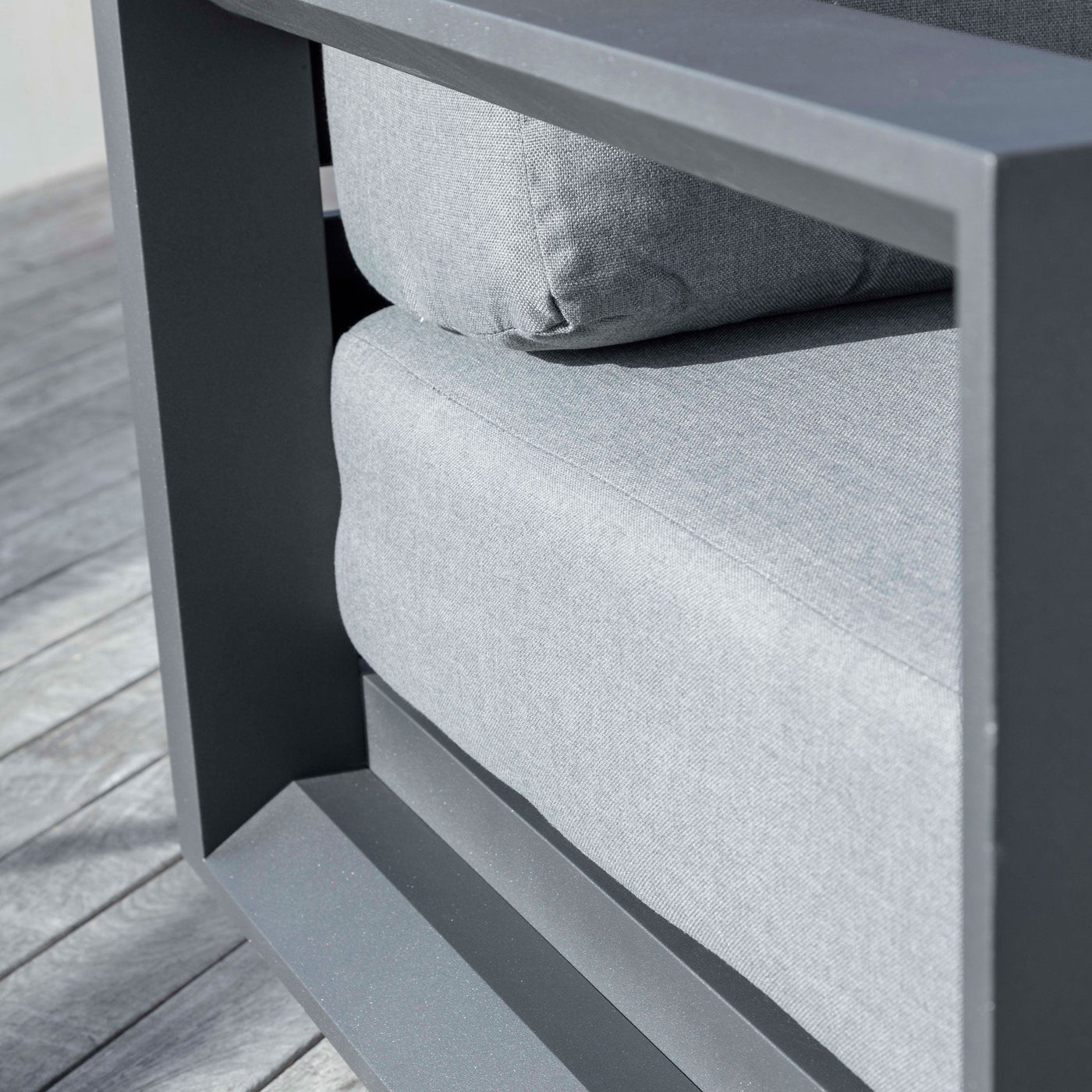 Fauteuil de jardin Elba gris de la marque Meublot, vue en détail avec structure en métal et coussin confortable.