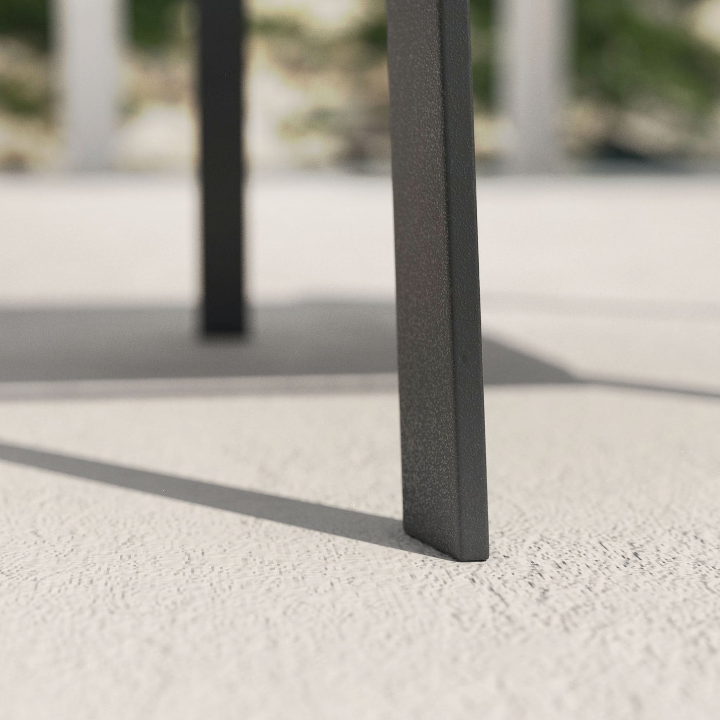 Fauteuil de jardin empilable Portofino de Meublot avec piètement gris, en plastique résistant pour extérieur.