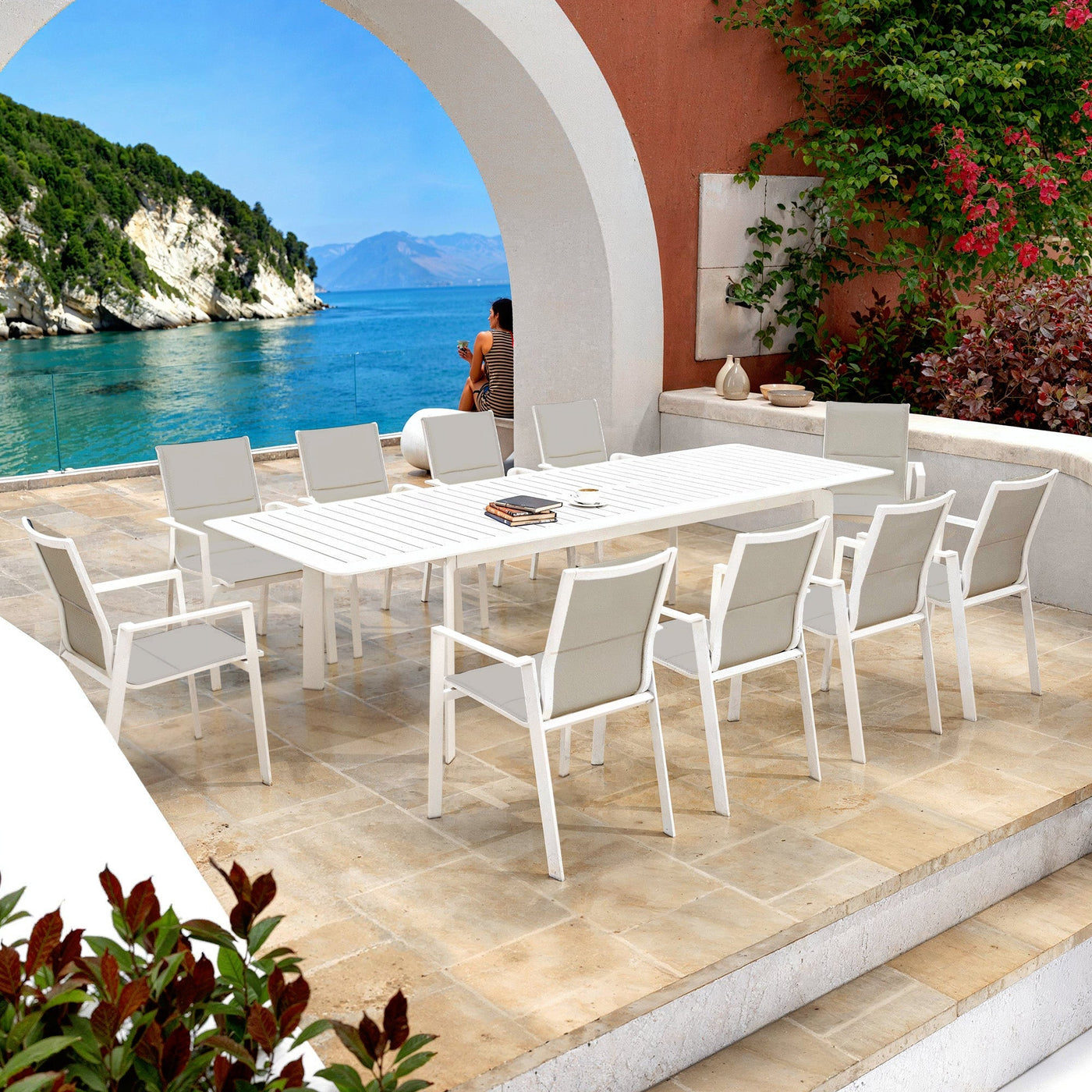 Fauteuil de jardin empilable Portofino par Meublot, structure en métal avec coussin beige, vue de face dans un espace extérieur.