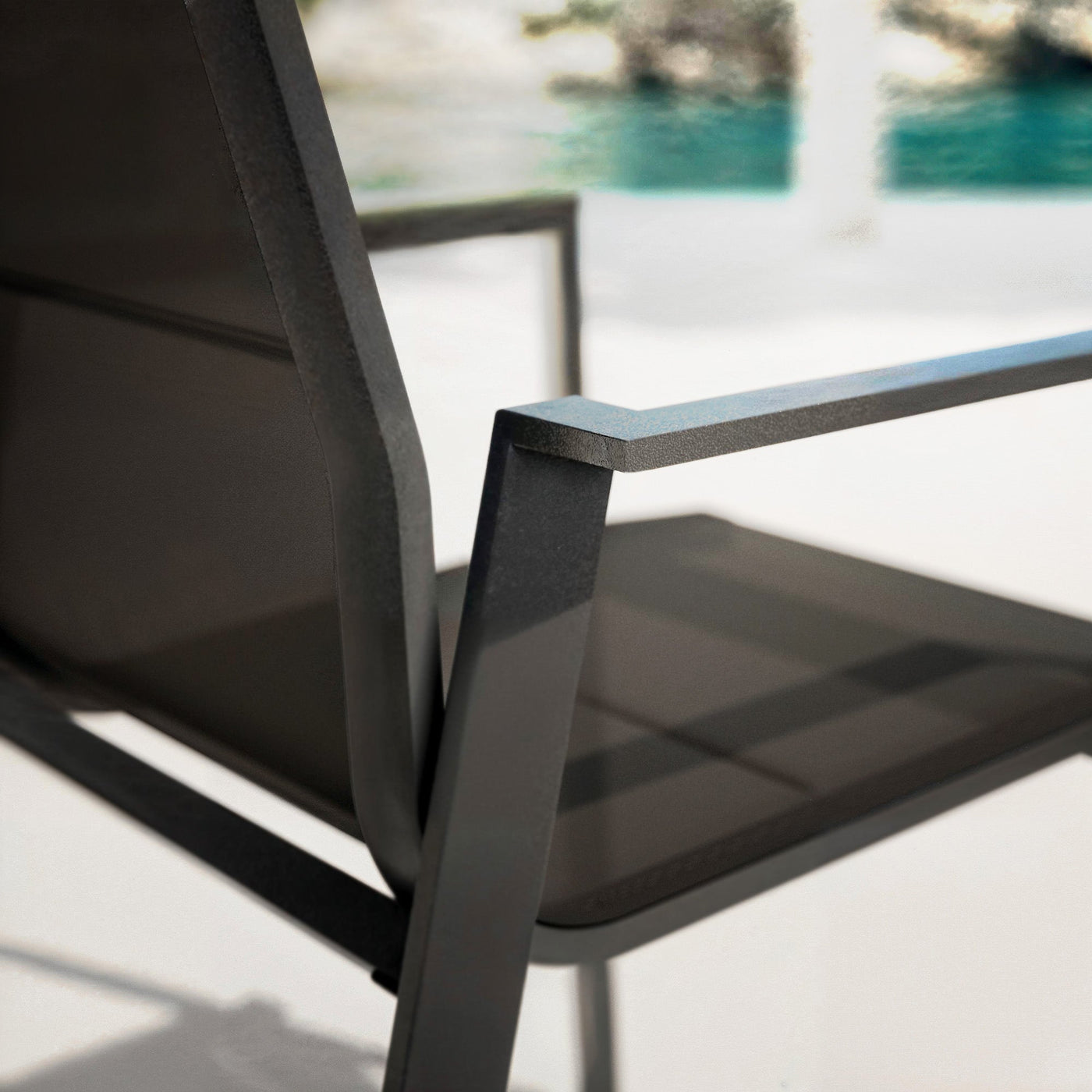 Fauteuil de jardin empilable Portofino de Meublot, chaise gris clair avec structure en métal, conçue pour l'extérieur.