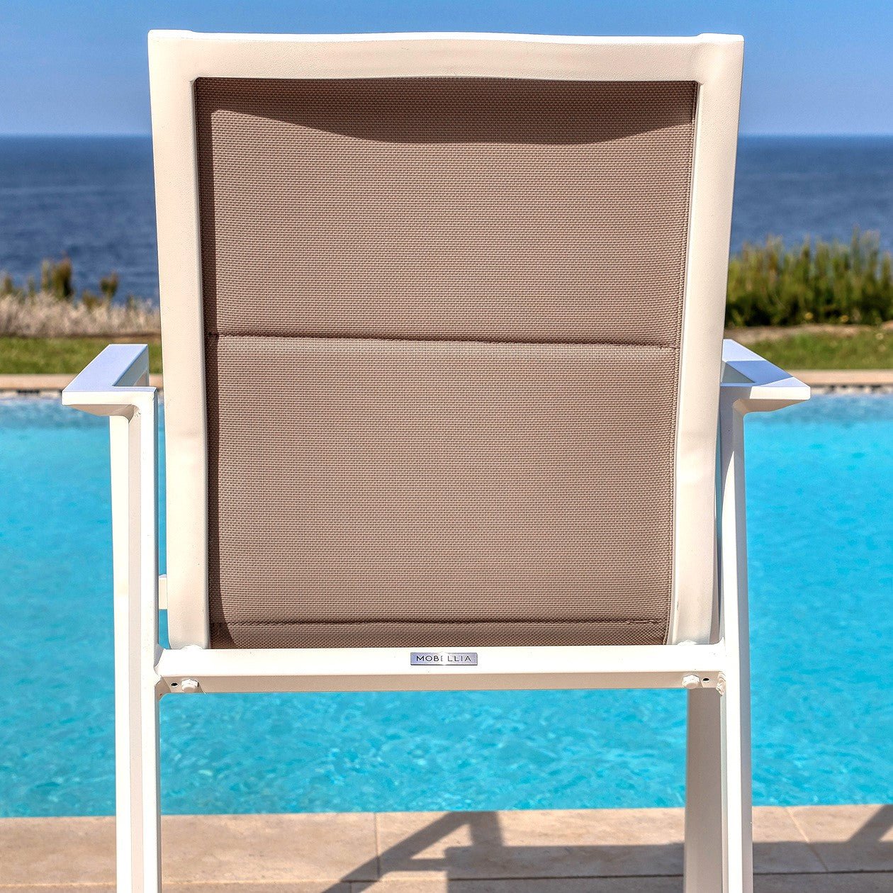 Fauteuil de jardin empilable Portofino Meublot en taupe, chaise d'extérieur légère et résistante pour espace extérieur.