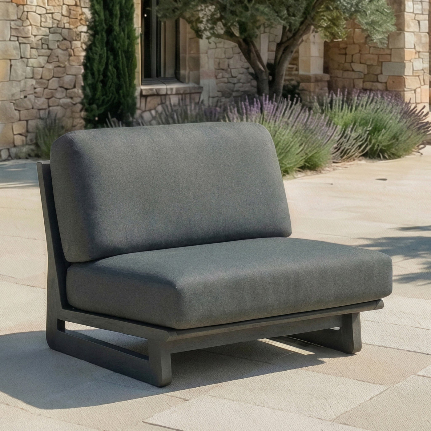 Fauteuil de jardin Long Beach Meublot, fauteuil en aluminium avec coussin blanc, idéal pour l'extérieur, vue de face.