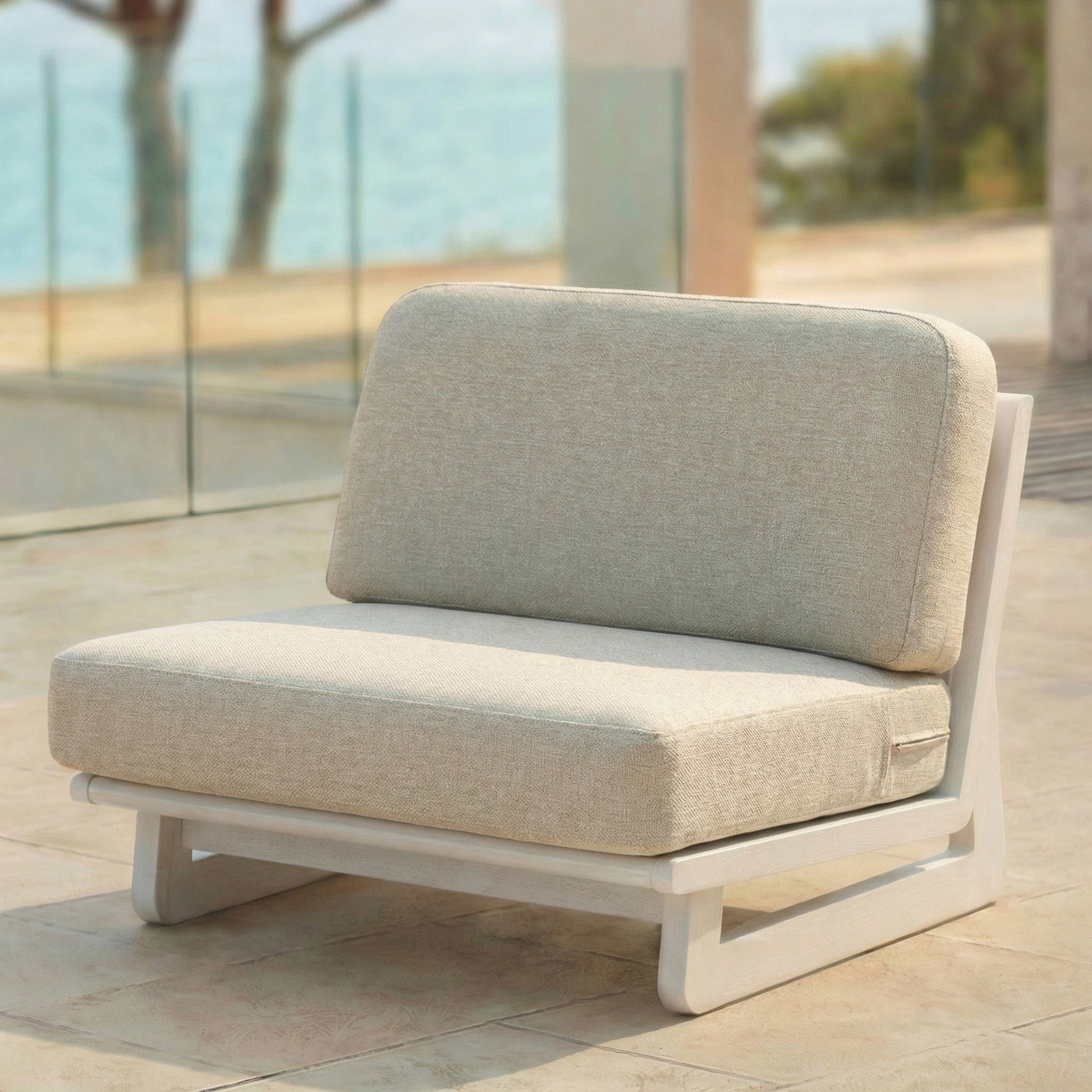Fauteuil de jardin Long Beach Meublot en plastique résistant, avec coussins beige, idéal pour l'extérieur, design moderne.