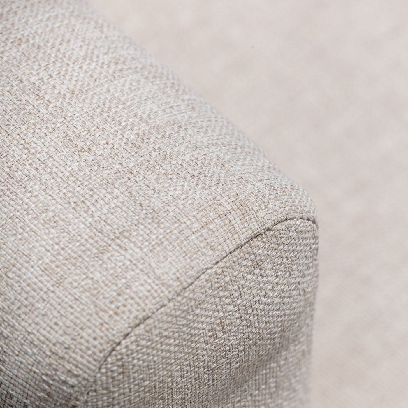 Fauteuil de jardin Monte Carlo Meublot en rotin tressé avec coussin beige, idéal pour l'extérieur.