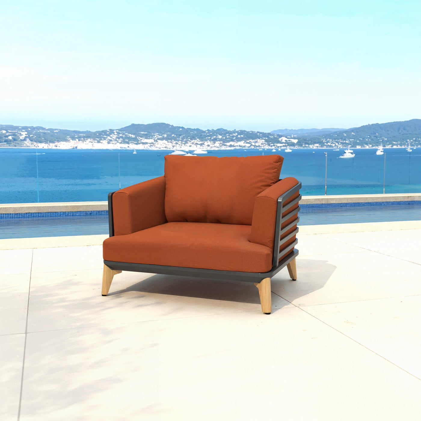 Fauteuil de jardin Monte Carlo de Meublot avec coussins rouges, structure en aluminium et tissu résistant pour l'extérieur.