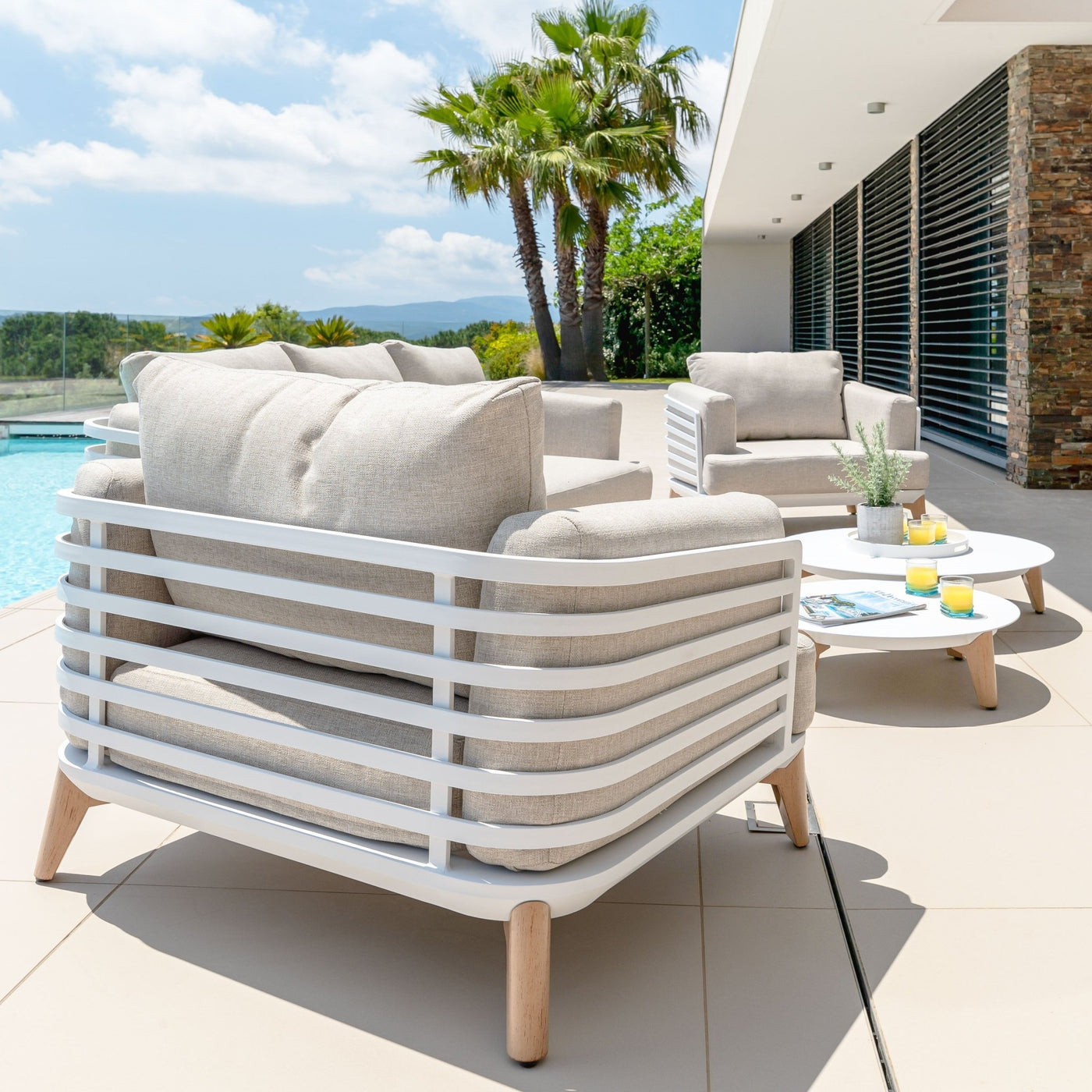Fauteuil de jardin Monte Carlo en métal et coussins, conçu par Meublot, avec structure élégante et confortables assises.