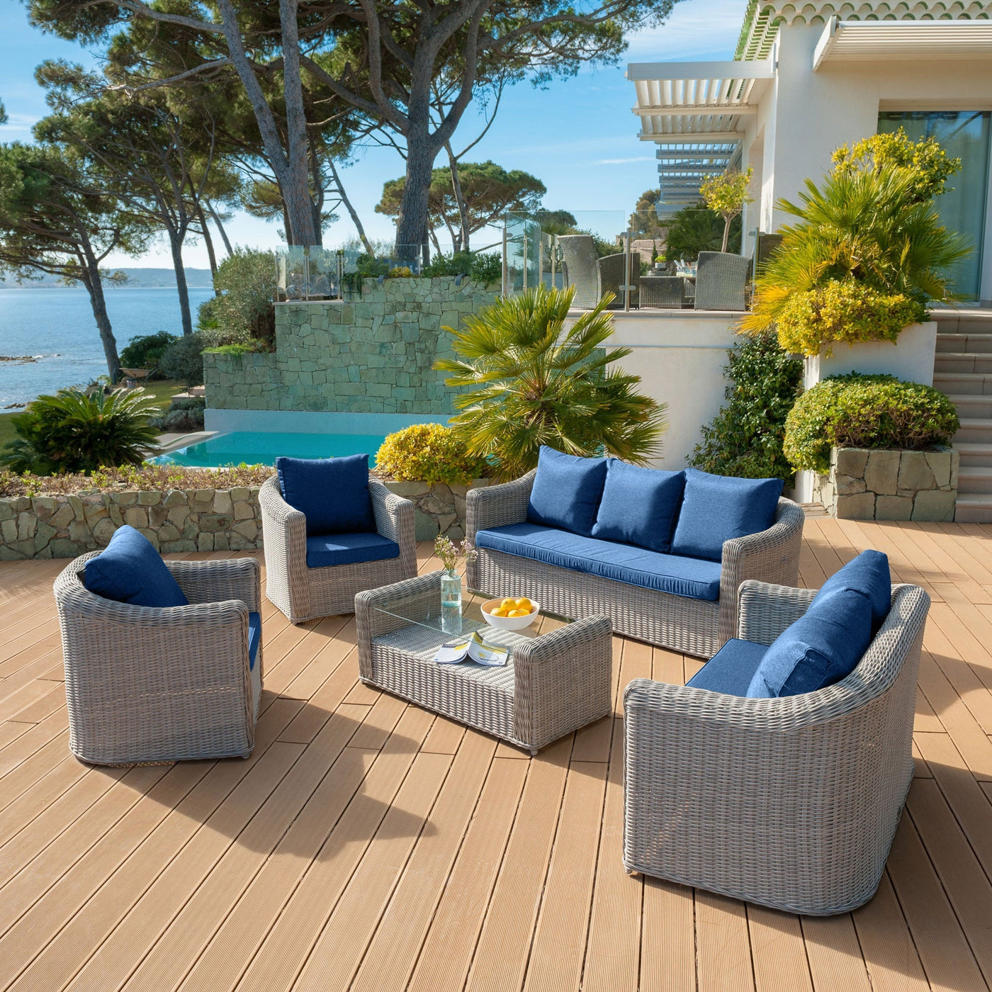 Housse de coussin bleu pour salon de jardin Calvi 4 places, compatible avec fauteuils et canapés Meublot, vue en intérieur.