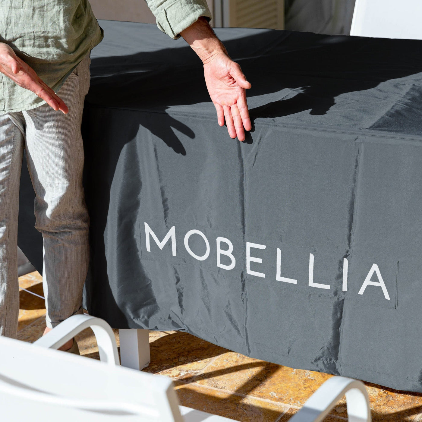 Housse de protection imperméable pour pile de chaises Meublot, résistante aux intempéries, en tissu robuste et ajustable.