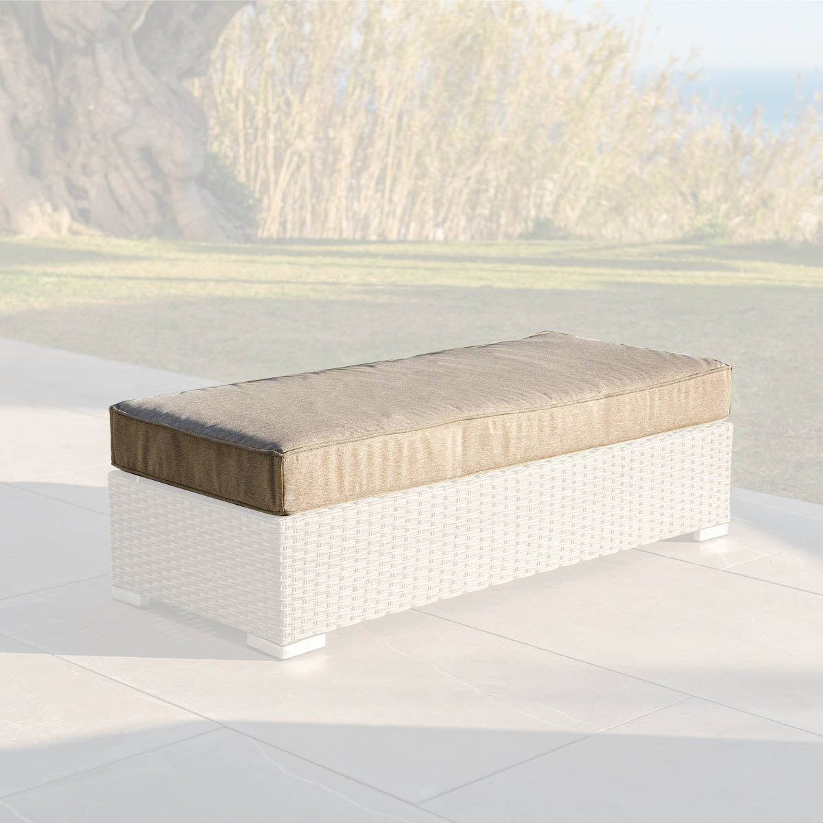 Housse de coussin gris pour banquette 2 places Palma de Meublot, en tissu doux et ajusté pour un look moderne.