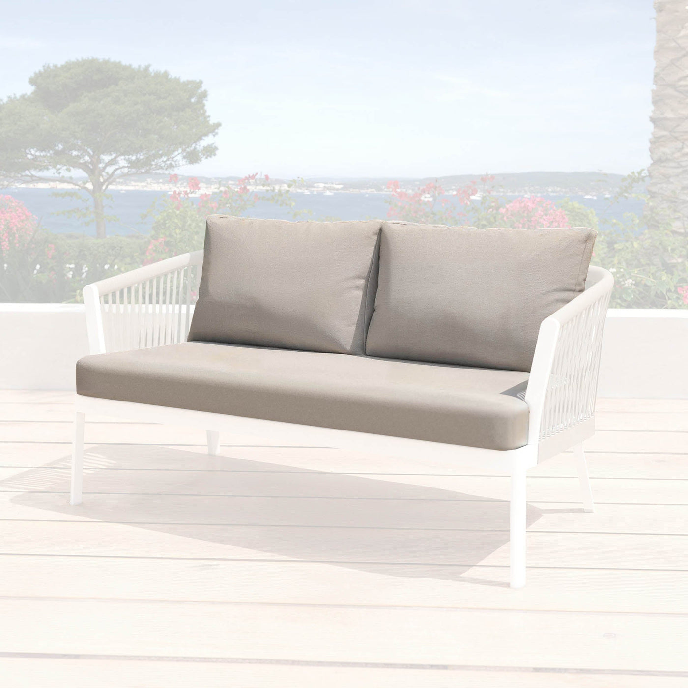 Housse de coussin pour canapé 2 places Amalfi de Meublot, en blanc taupe, tissu doux et ajusté, pour décoration élégante.