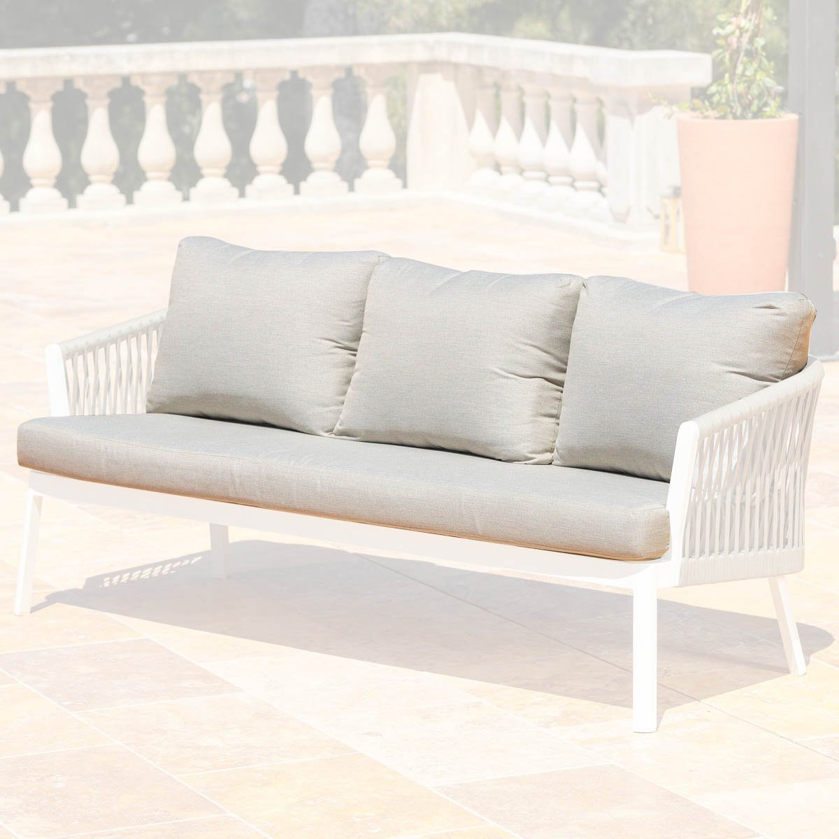 Housses de coussins pour canapé 3 places Amalfi de Meublot, blanc et taupe, en tissu élégamment drapé sur le canapé.