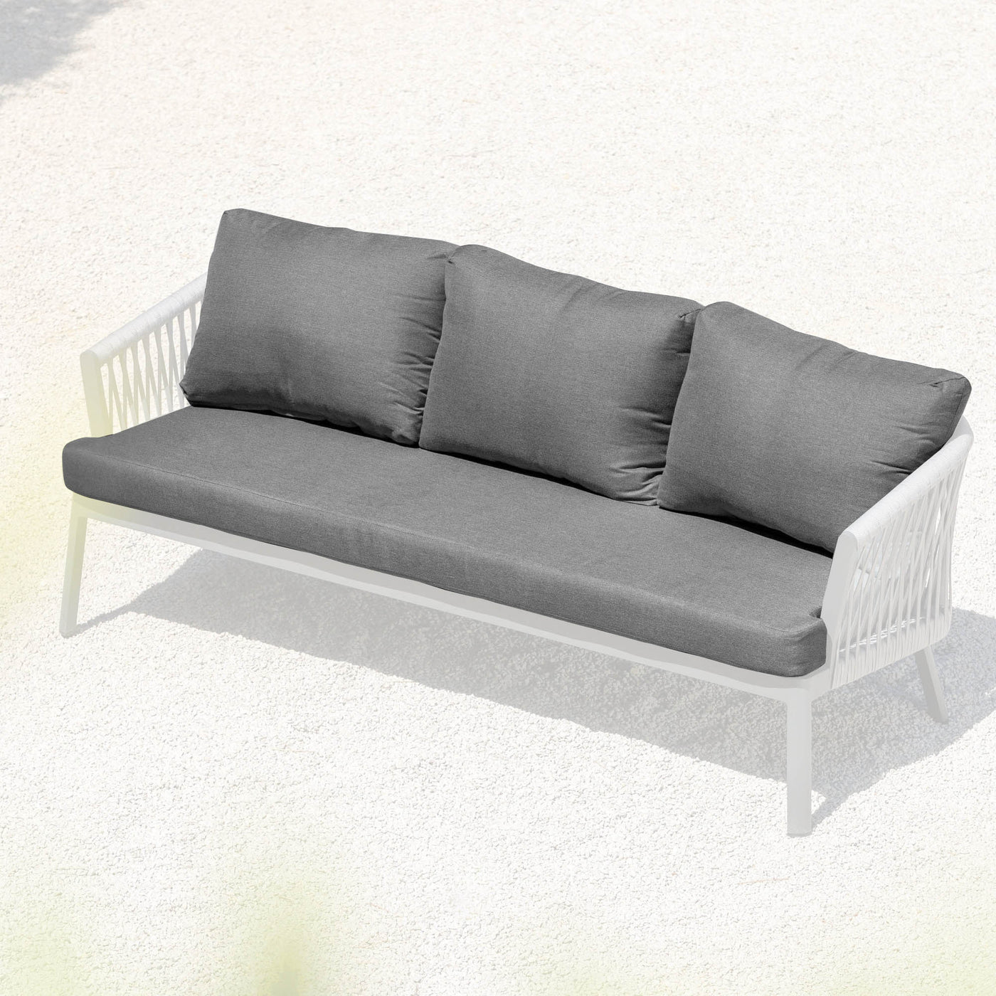 Housse de coussin pour canapé 3 places Amalfi de Meublot en tissu anthracite, confortable et élégante.