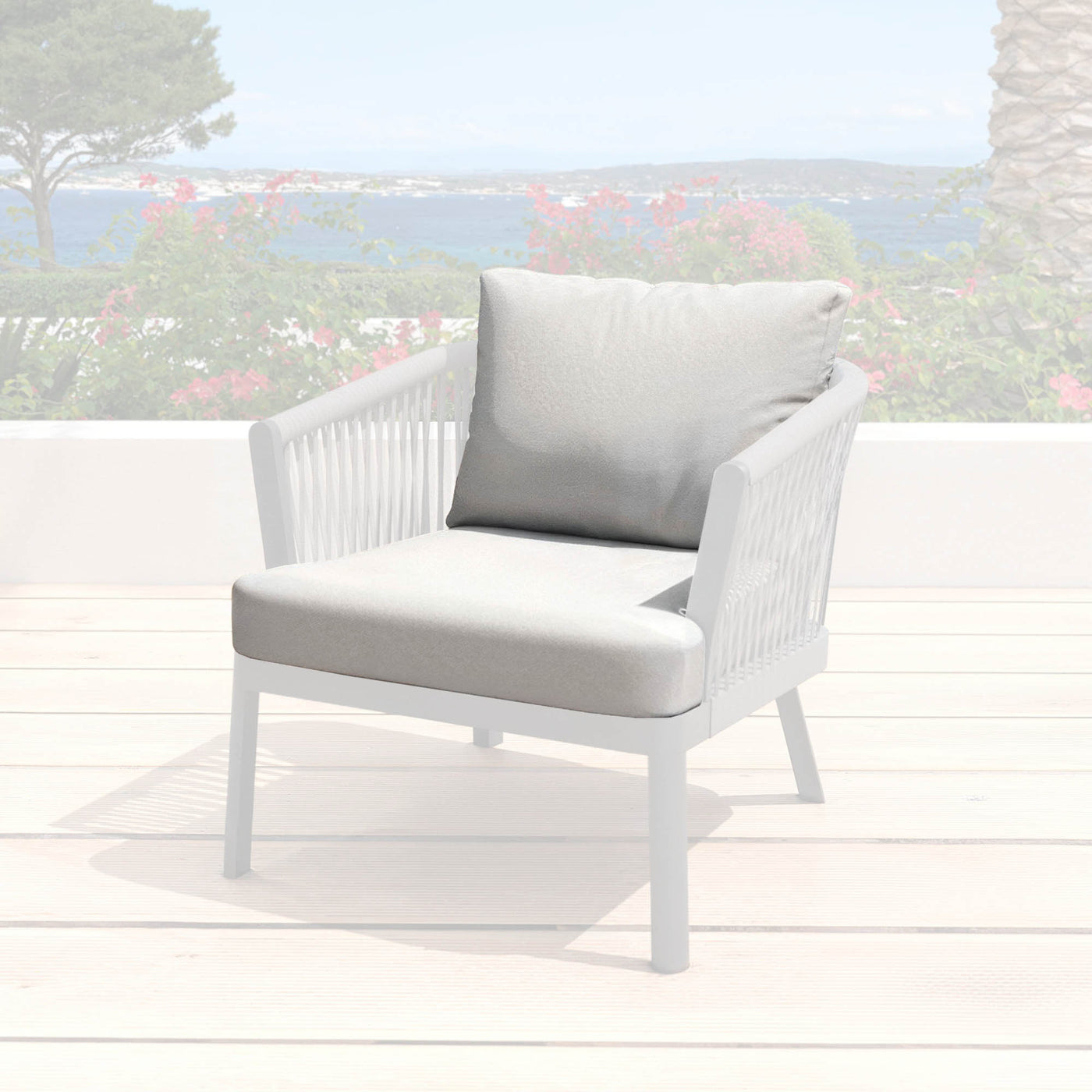 Housse de coussin pour fauteuil Amalfi de Meublot, anthracite et gris nuage, en tissu élégant et confortable.