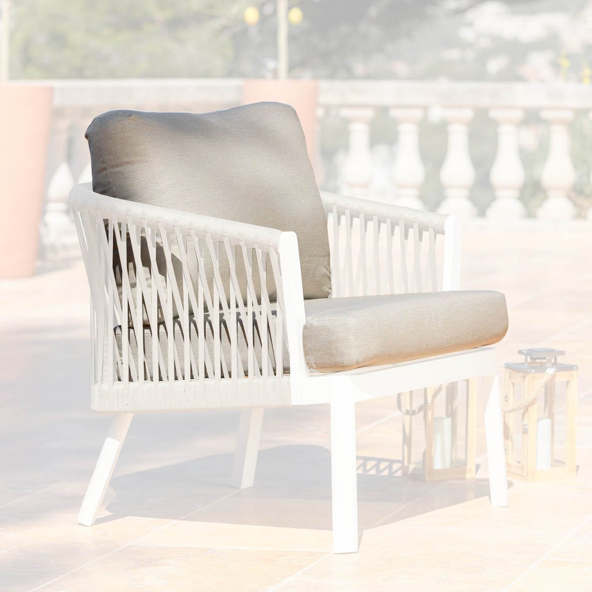 Housse de coussin pour fauteuil Amalfi Meublot, tissu blanc et taupe, confortable et élégante, adaptée à un fauteuil moderne.