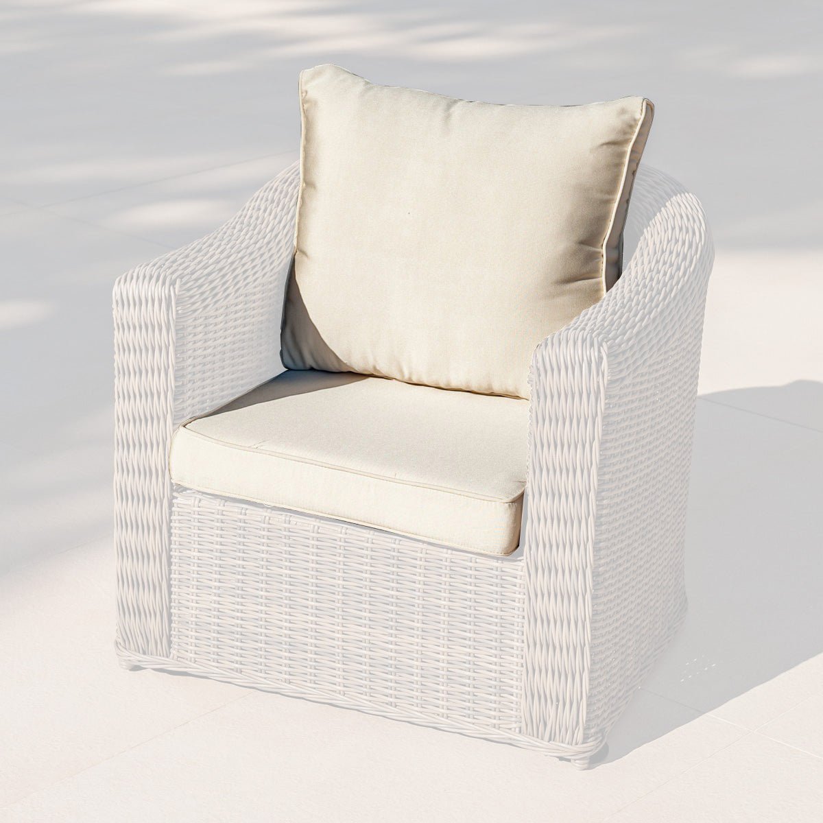 Housse de coussin pour fauteuil Calvi en tissu beige sépia, design élégant et confortable, par Meublot.