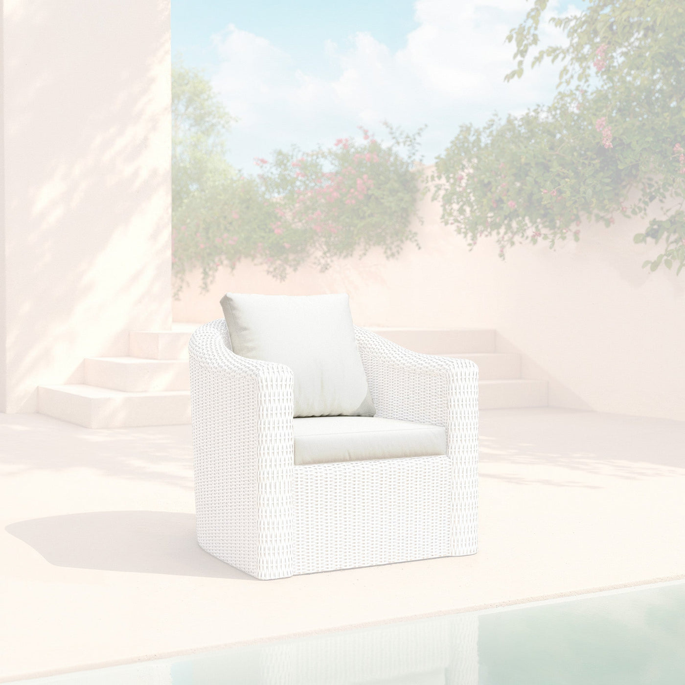 Housse de coussin blanche pour fauteuil Calvi de la marque Meublot, en tissu doux et élégante.